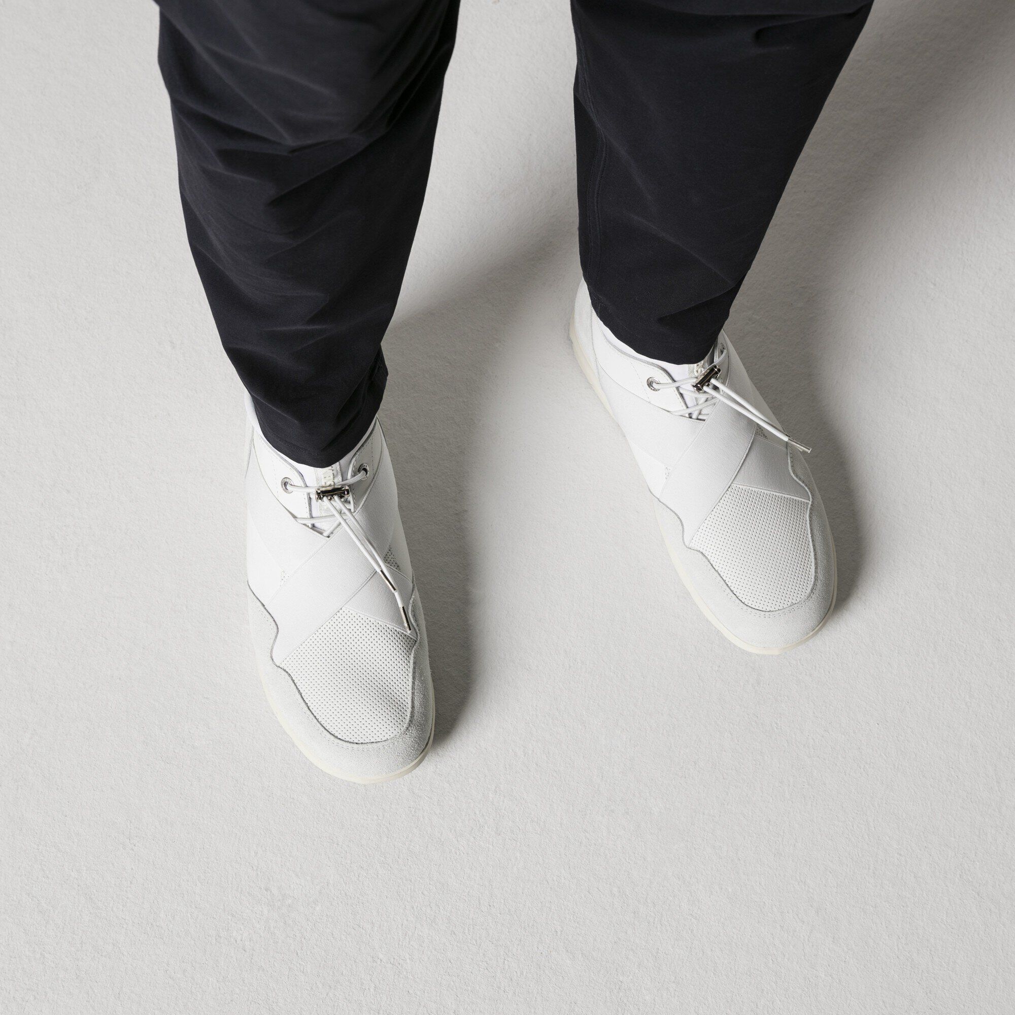 Ames Men/アムス M ナチュラルレザー/スエードレザー with a male model