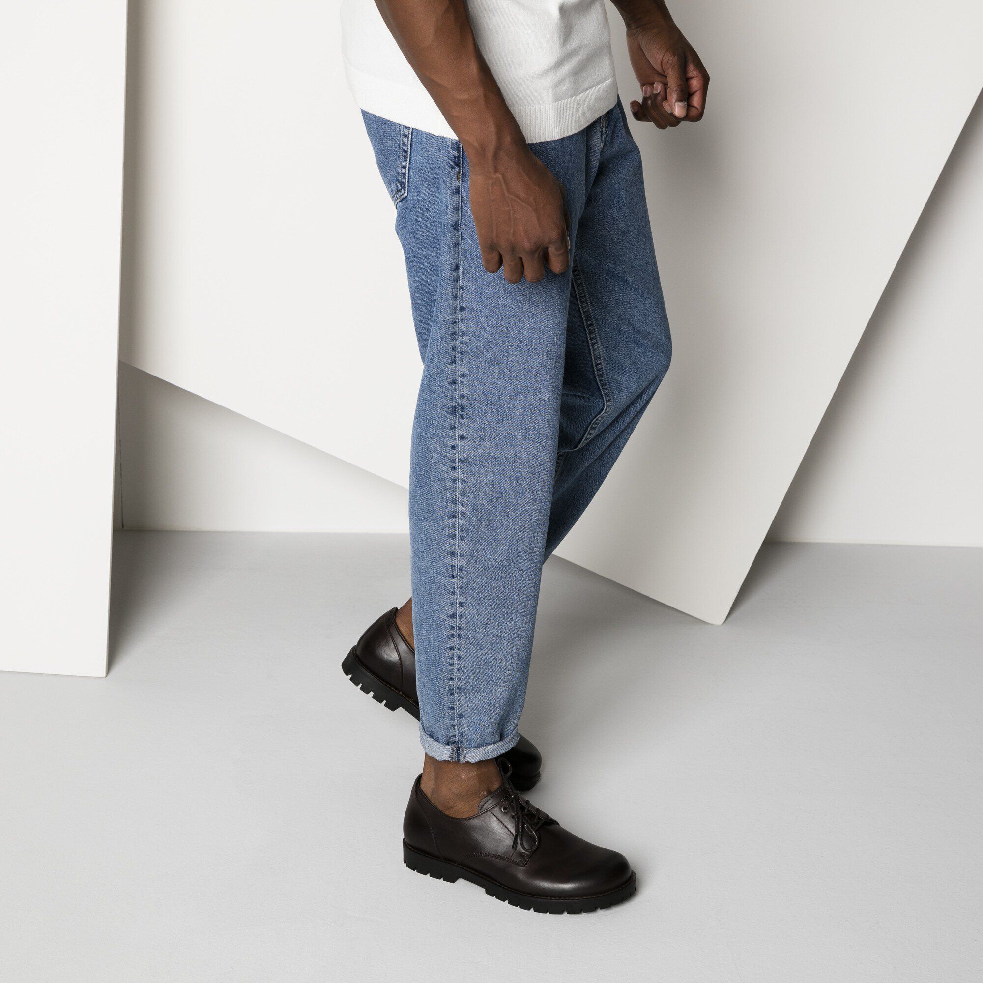 Gilford Low/ギルフォード ロー ナチュラルレザー Close-up with a male model