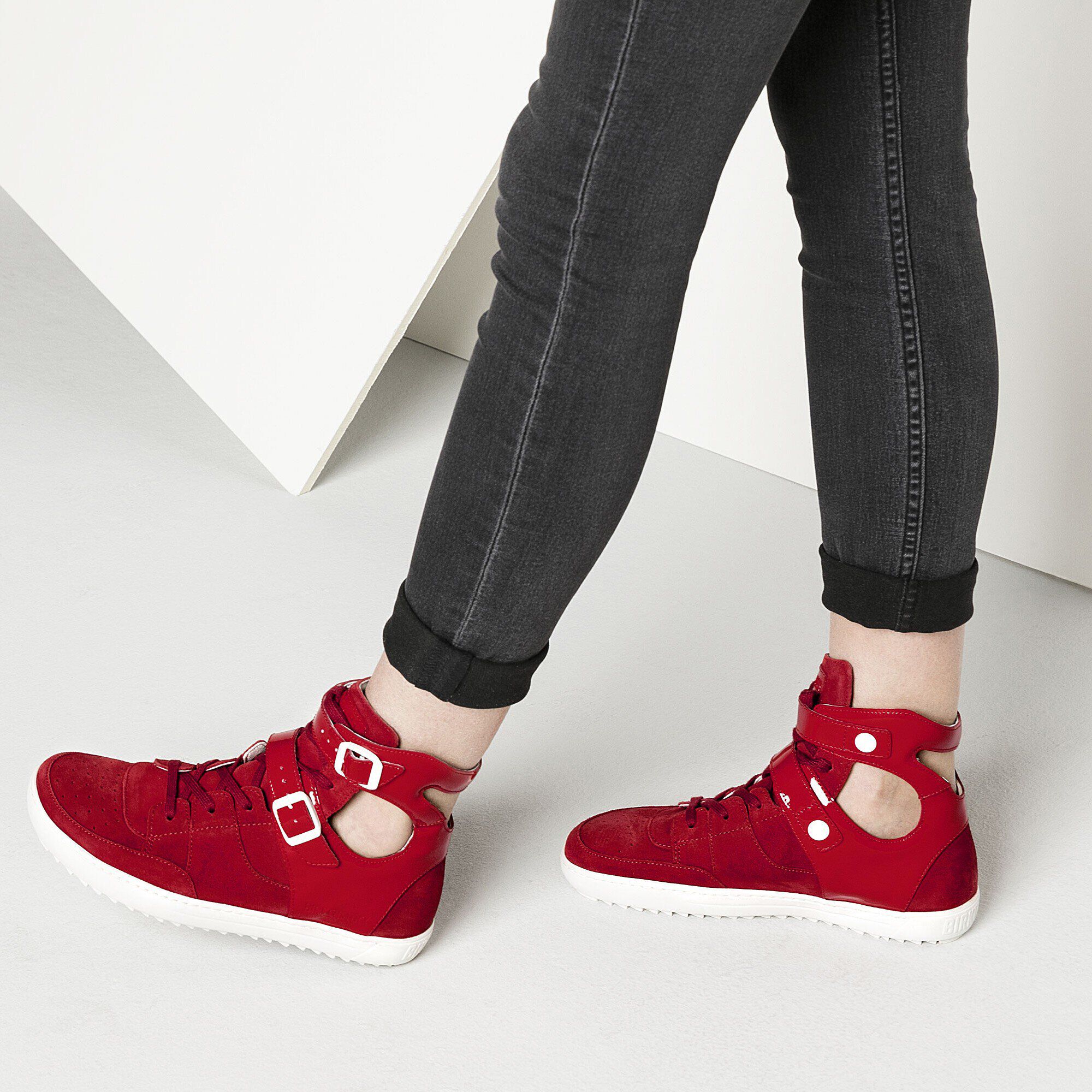 Thessaloniki/テッサロニキ ナチュラルレザー Close-up with a female model