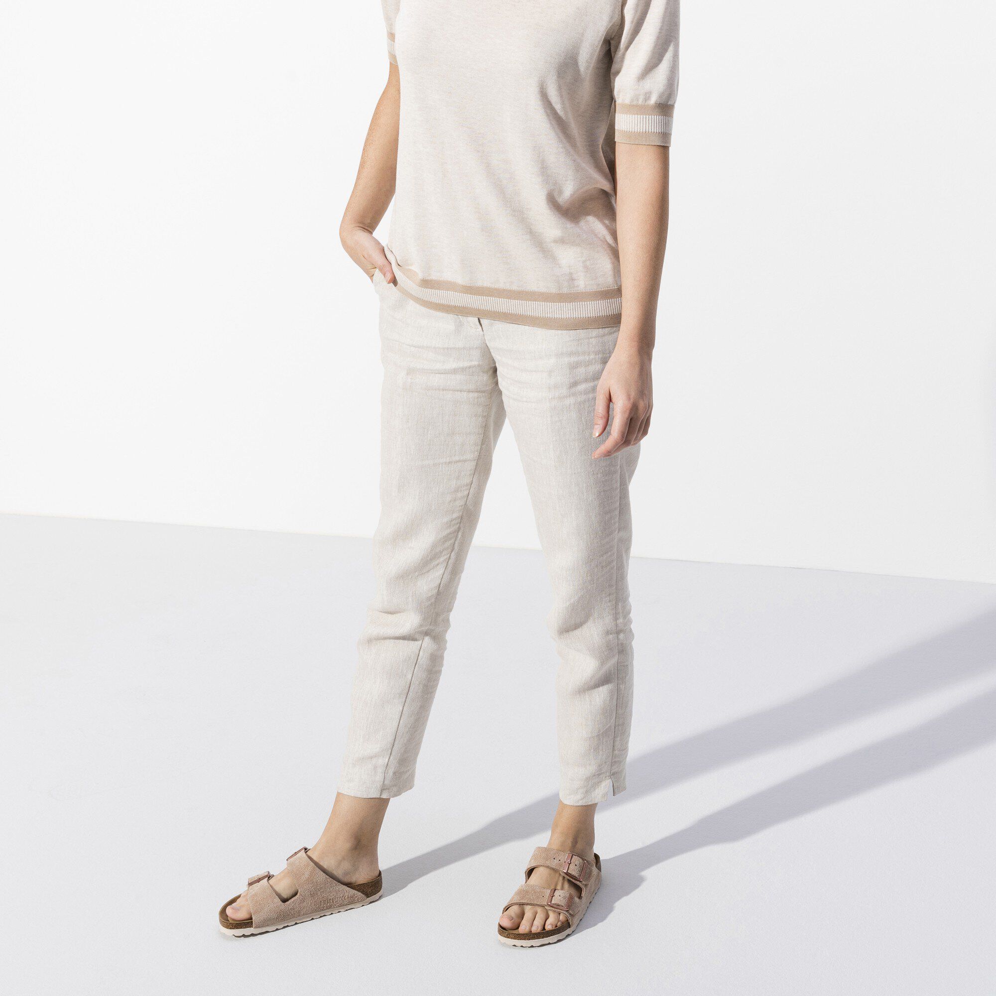 Arizona Soft Footbed / アリゾナ ソフトフットベッド スエードレザー with a female model