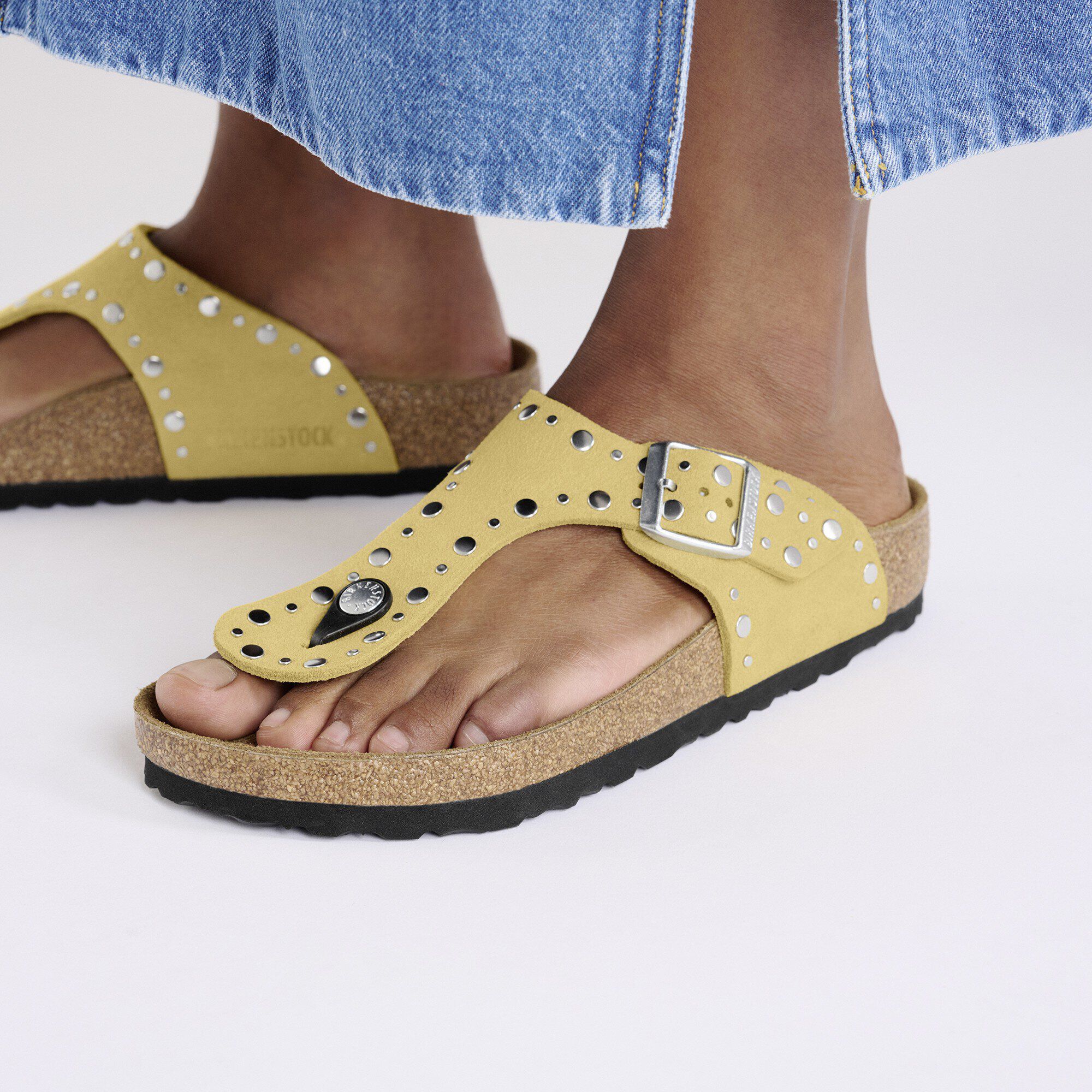 Gizeh Rivet Suede Leather Close-up with a female model