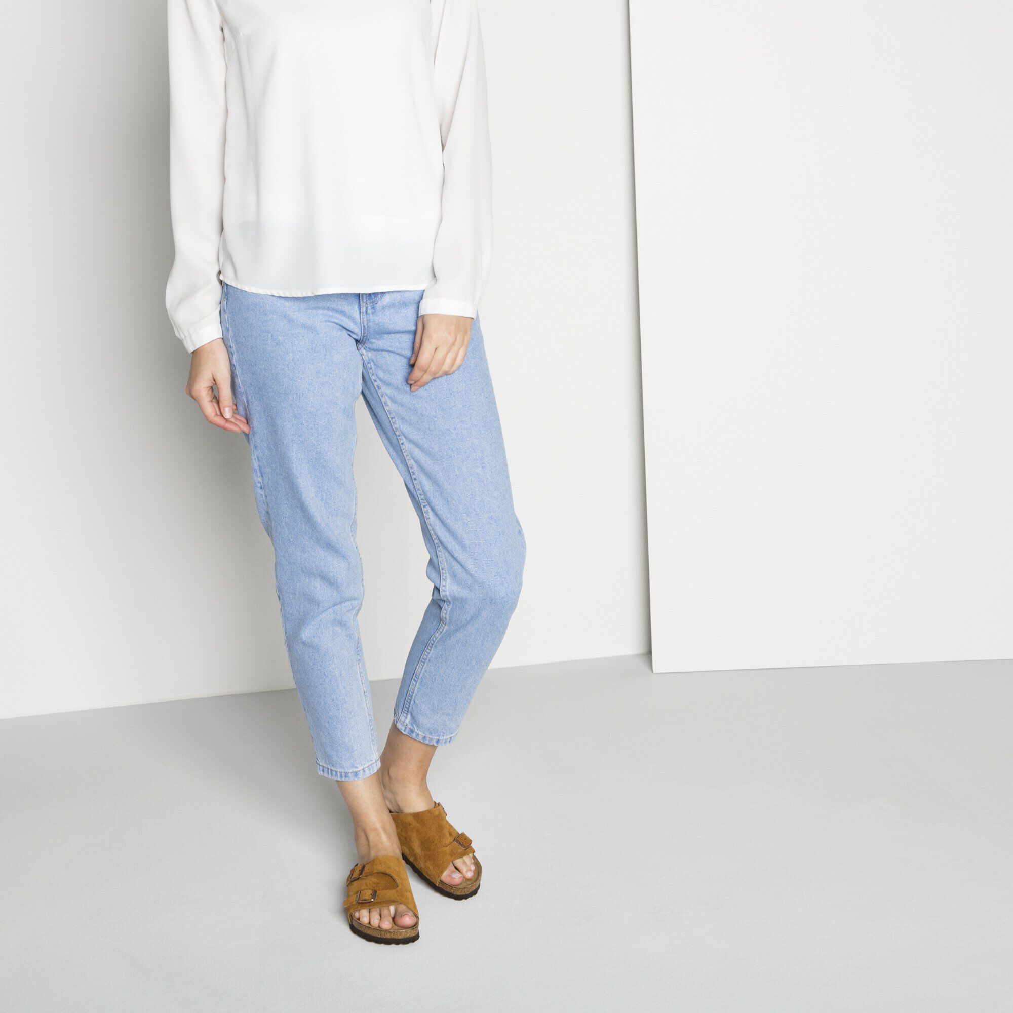 Z&uuml;rich Soft Footbed / チューリッヒ ソフトフットベッド スエードレザー with a female model