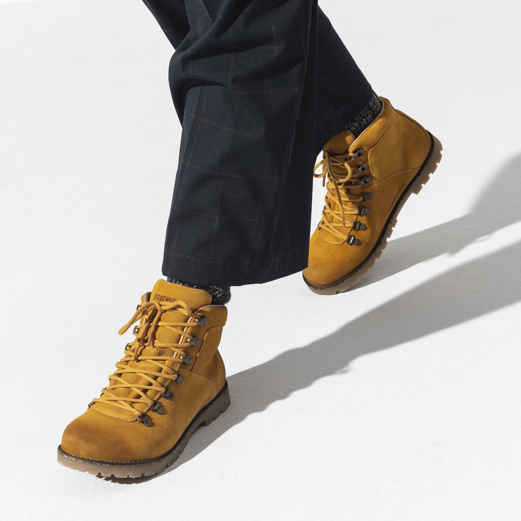 Jackson / ジャクソン スエードレザー Close-up with a female model