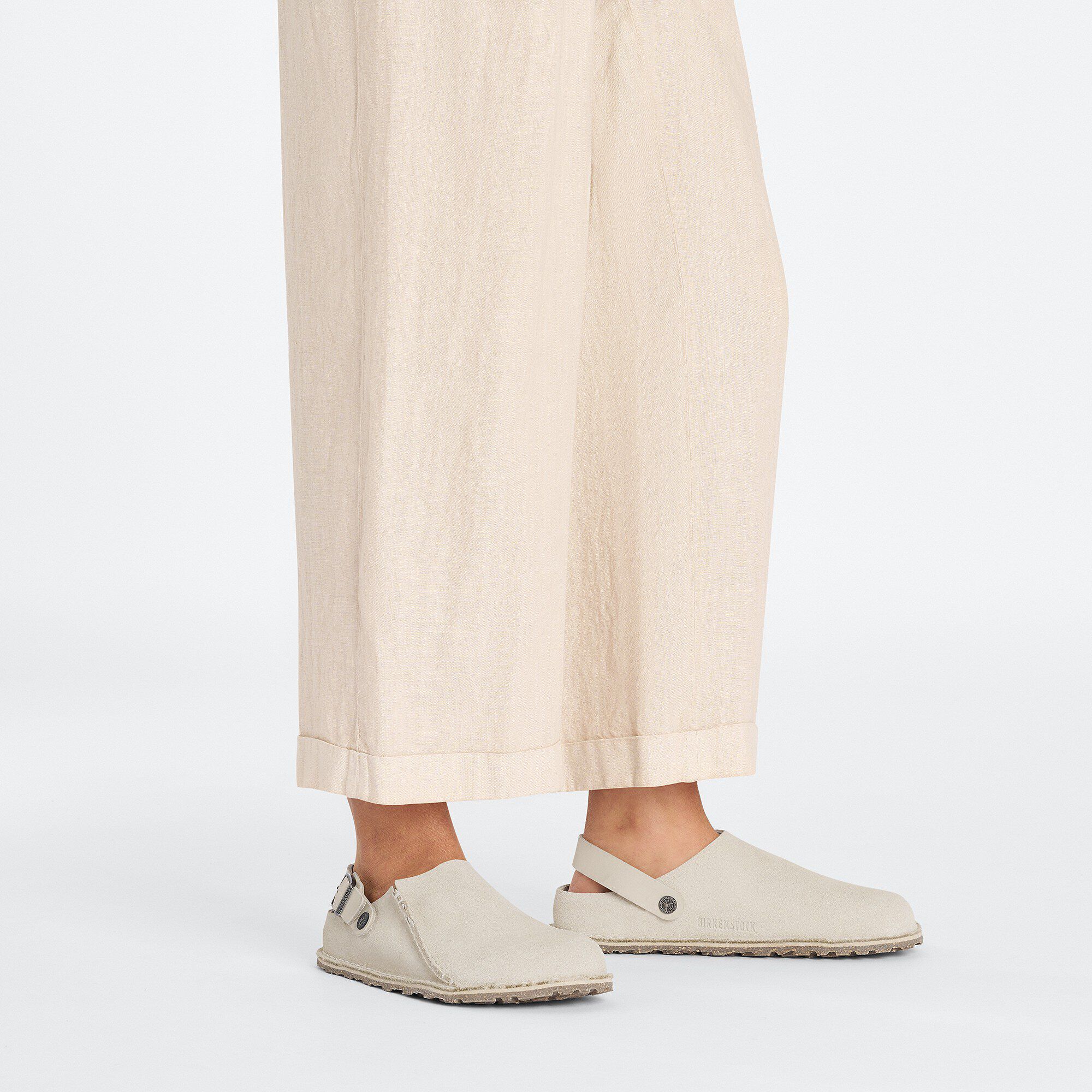 루트리 프리미엄 스웨이드 스웨이드 가죽 with a female model