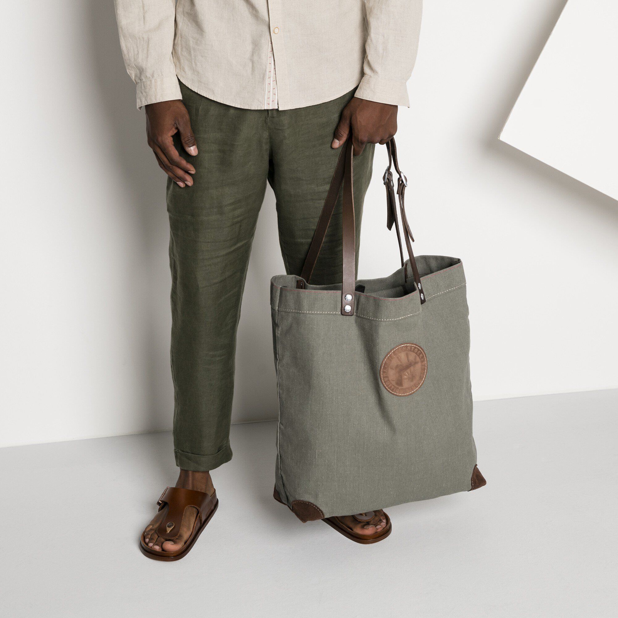 Bag Cologne Large / コロン バッグ L ナチュラルレザー/テキスタイル Close-up with a male model