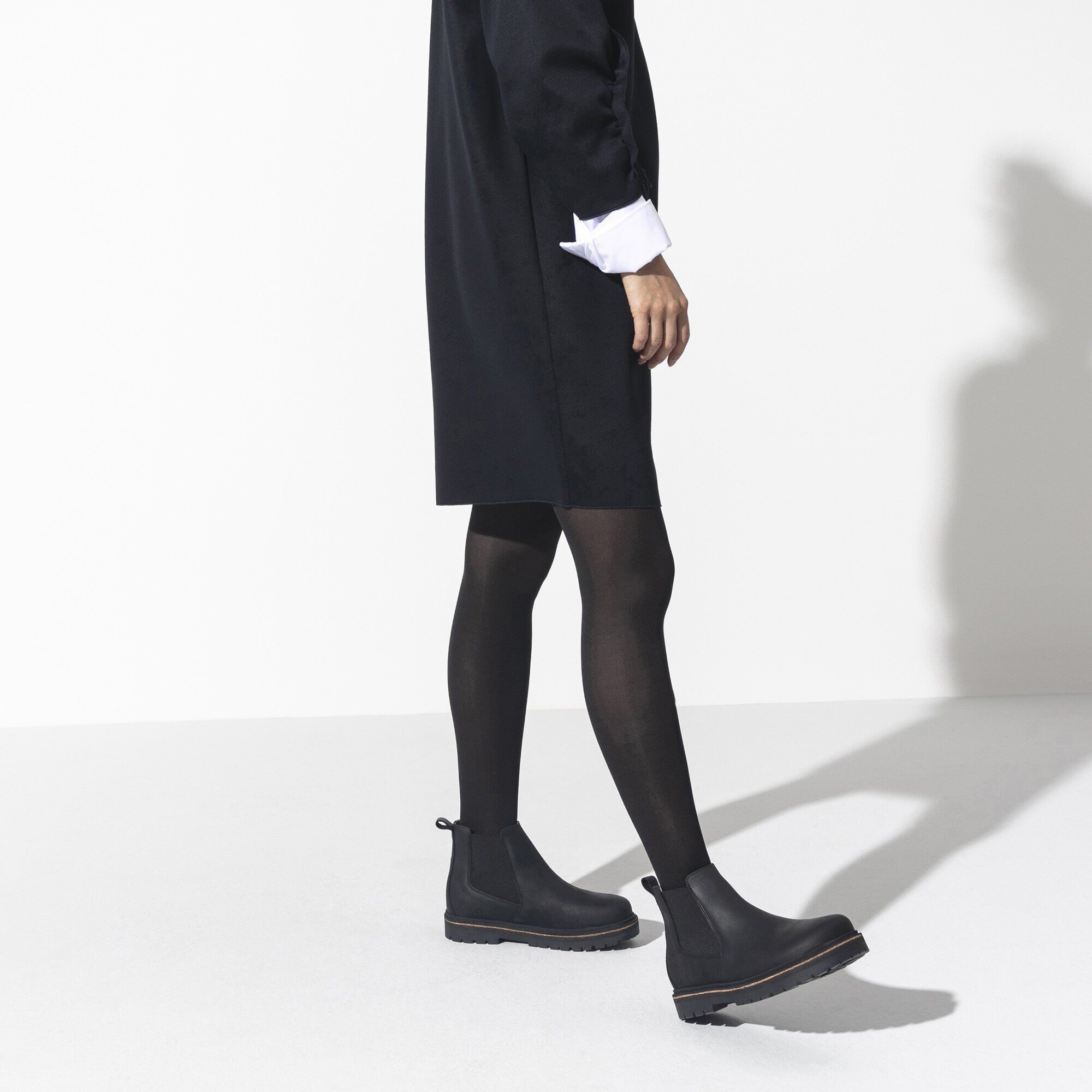 Stalon / スタロン ナチュラルレザーヌバック with a female model