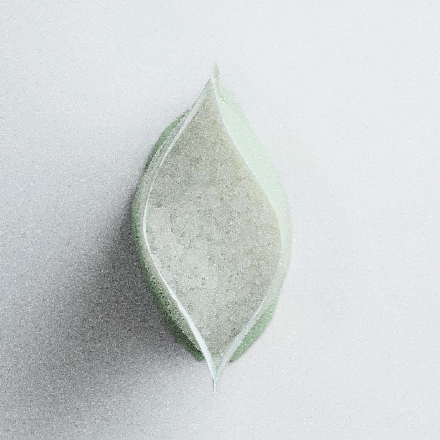 Relaxing Bath Salts Refill 450 g, showing the texture