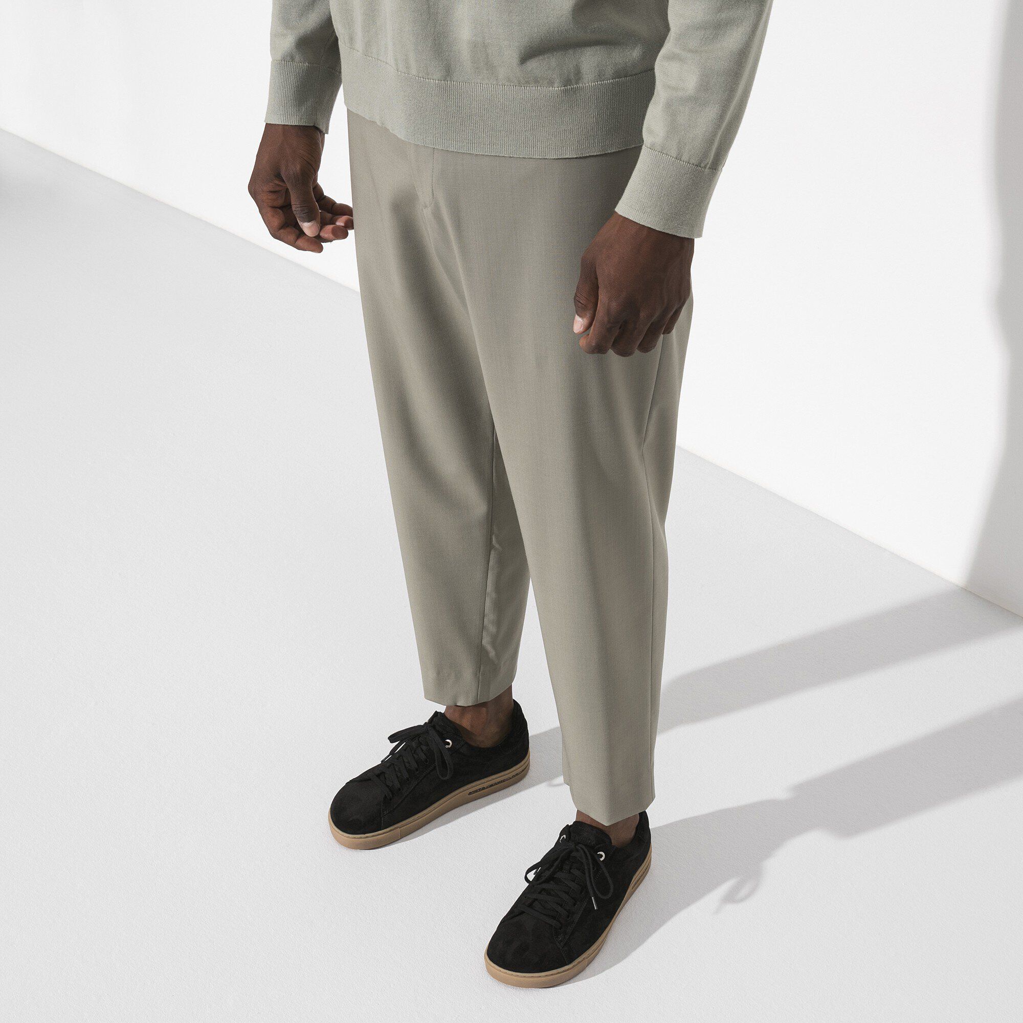 Bend Low / ベンド ロー スエードレザー Close-up with a male model