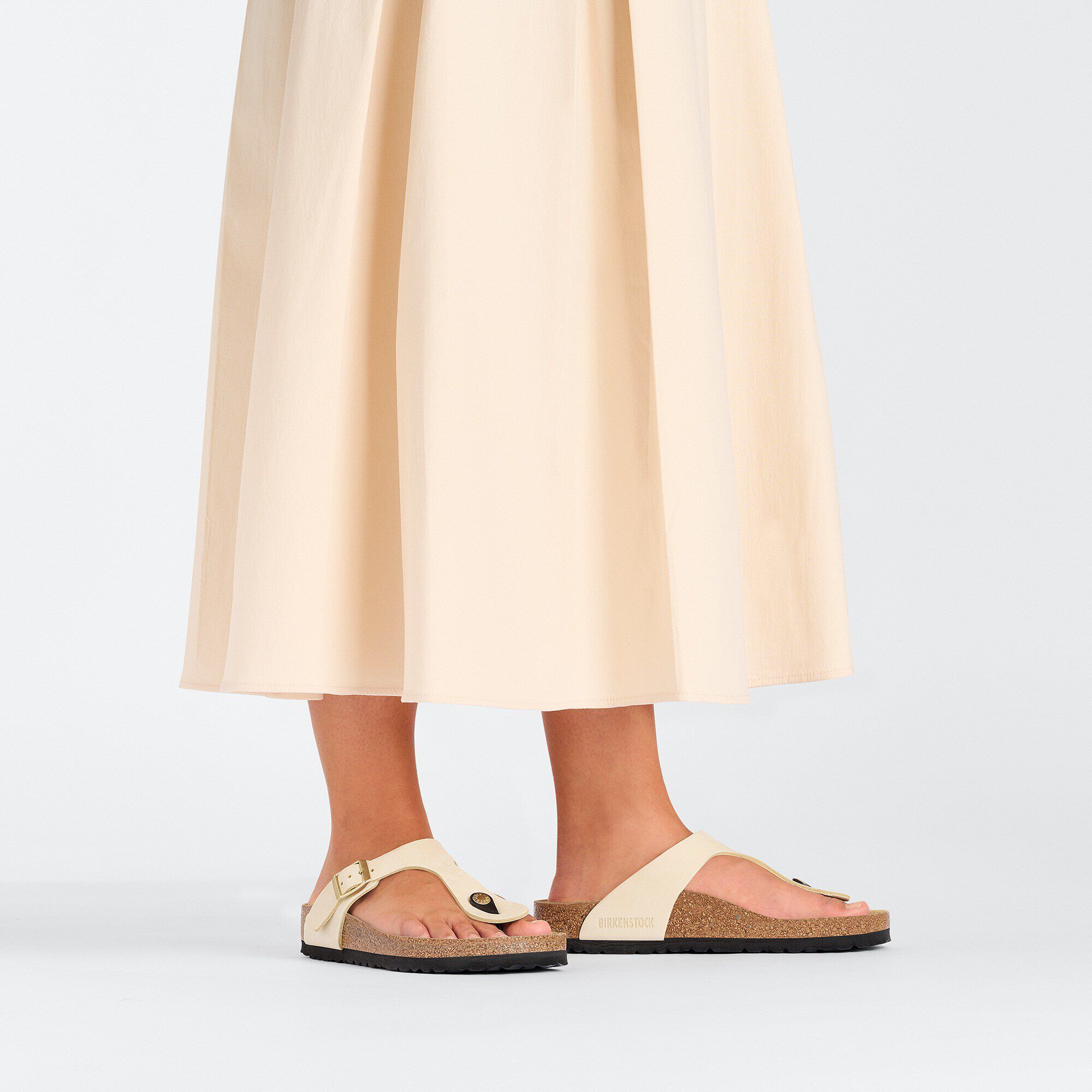 Gizeh Nubuk Leather with a female model