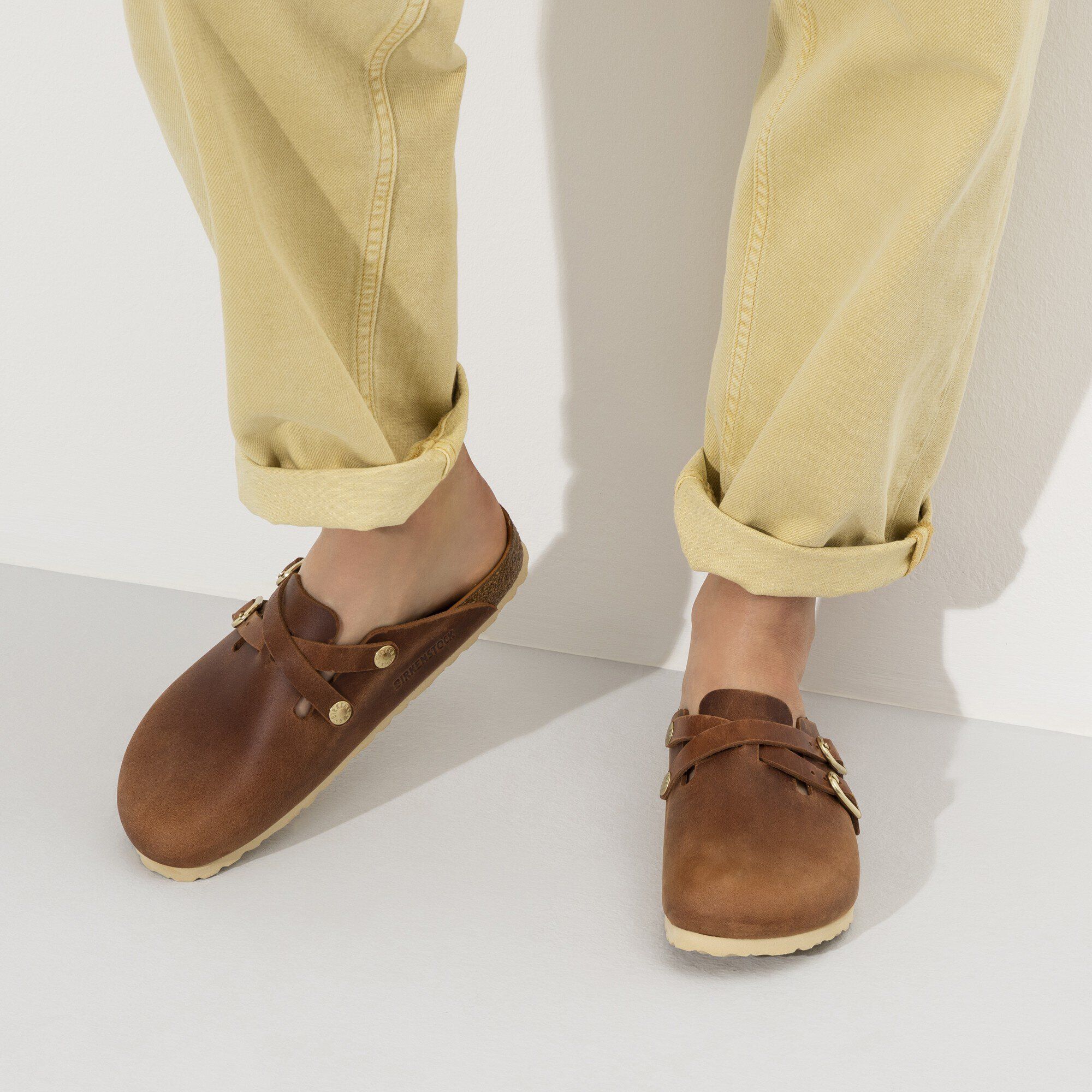 Blair Natural Leather Oiled Close-up with a female model