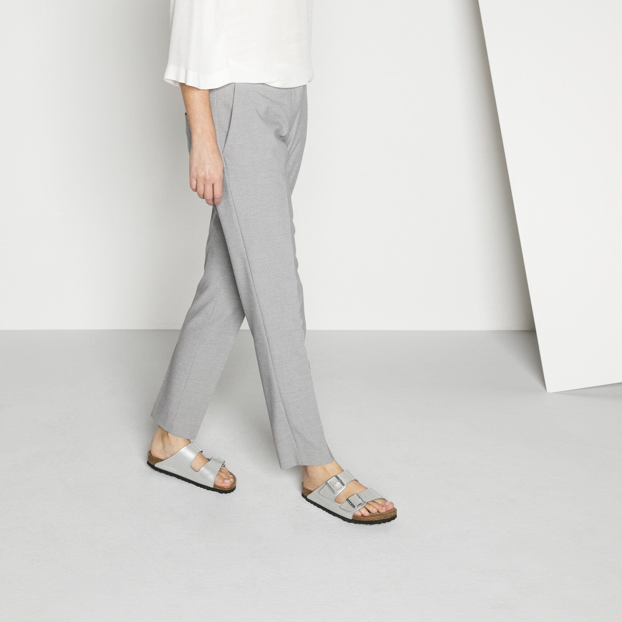 Arizona / アリゾナ ビルコフロー with a female model