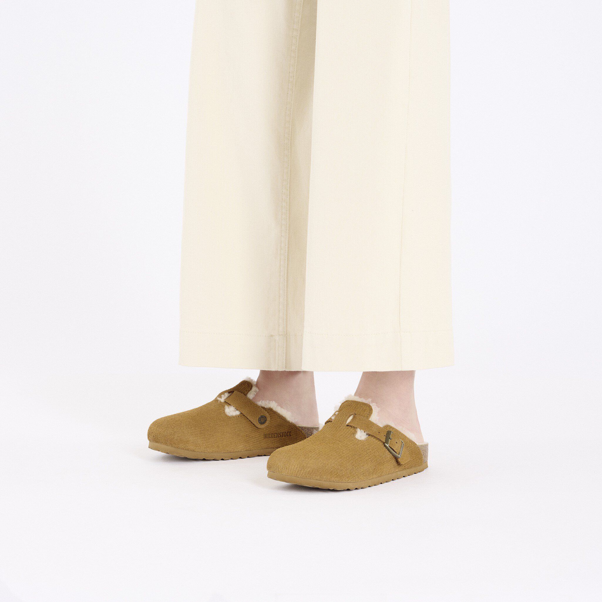 보스턴 VL 코듀로이 테디 시어링 스웨이드 가죽/퍼 with a female model