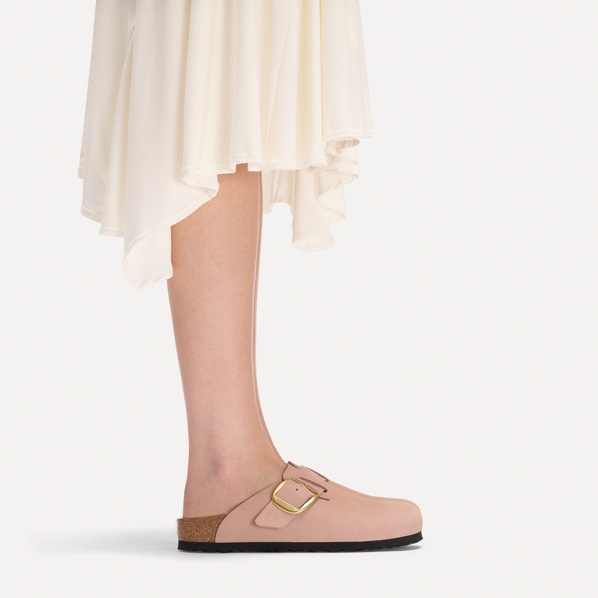 보스턴 빅 버클 누벅 가죽 with a female model