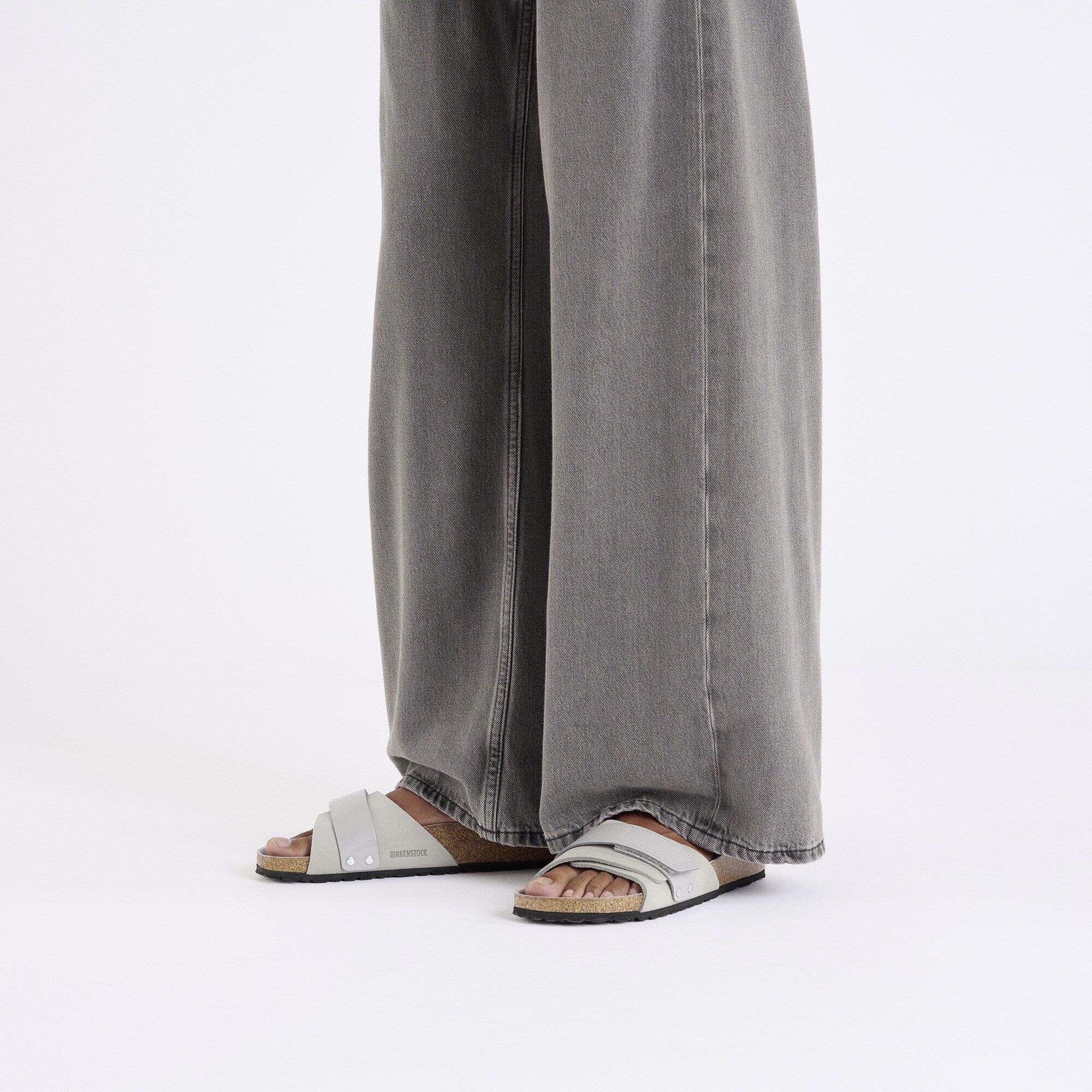 오이타 누벅 가죽 with a female model