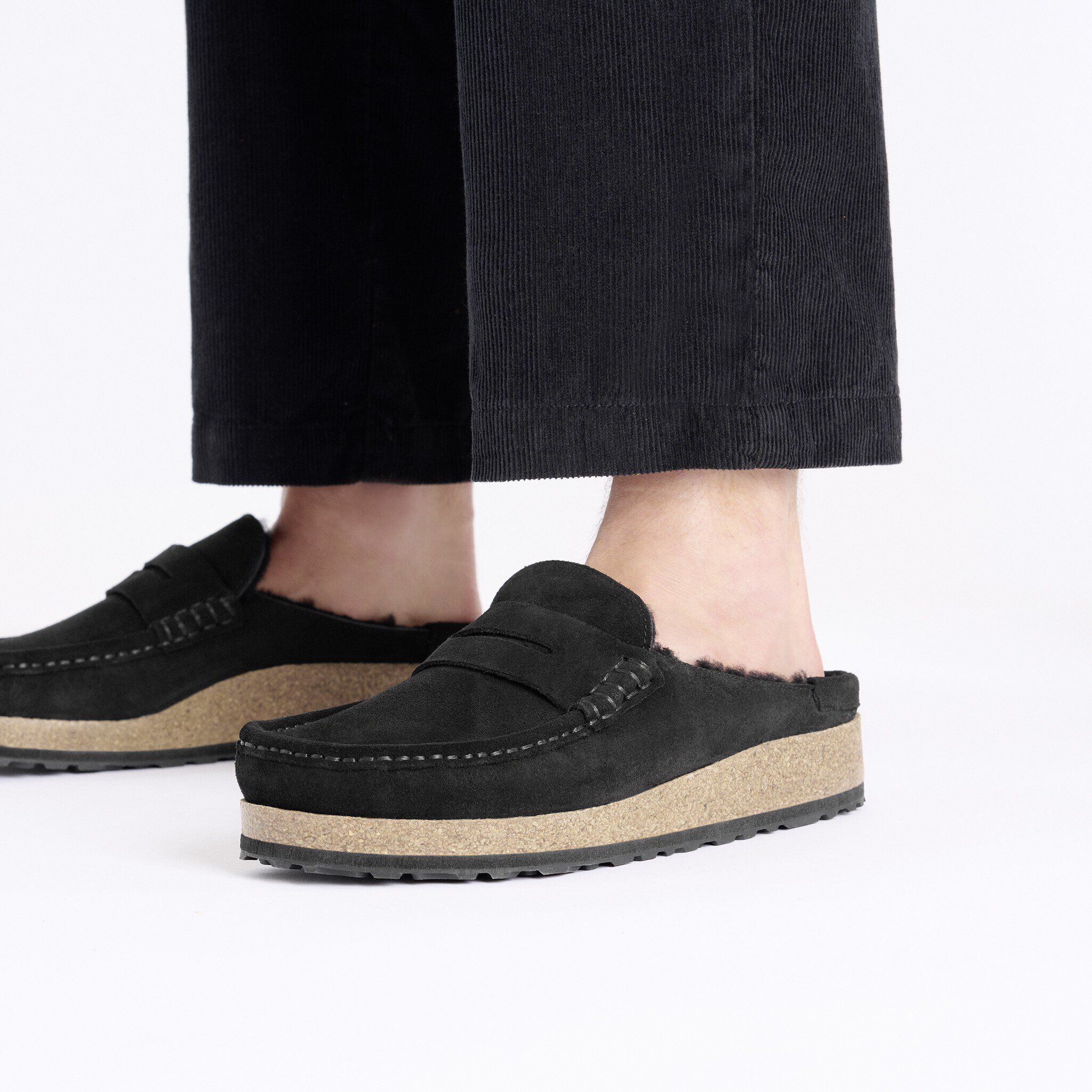 네이플스 시어링 스웨이드 가죽/퍼 Close-up with a male model