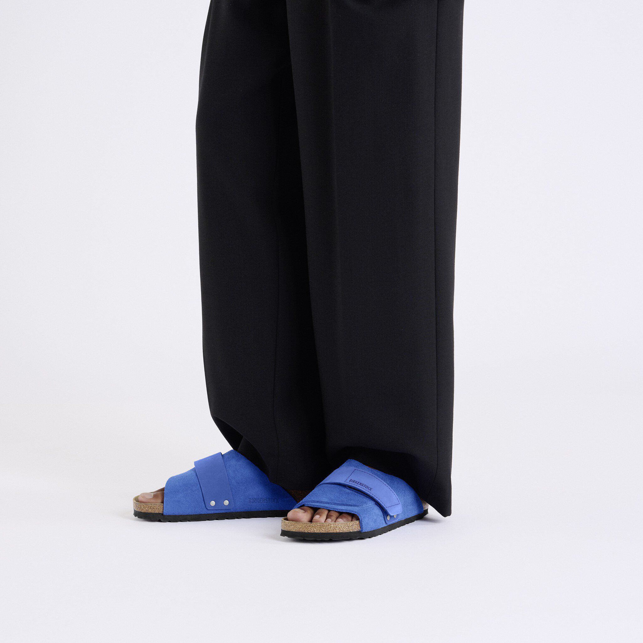 교토 누벅 가죽/스웨이드 with a female model