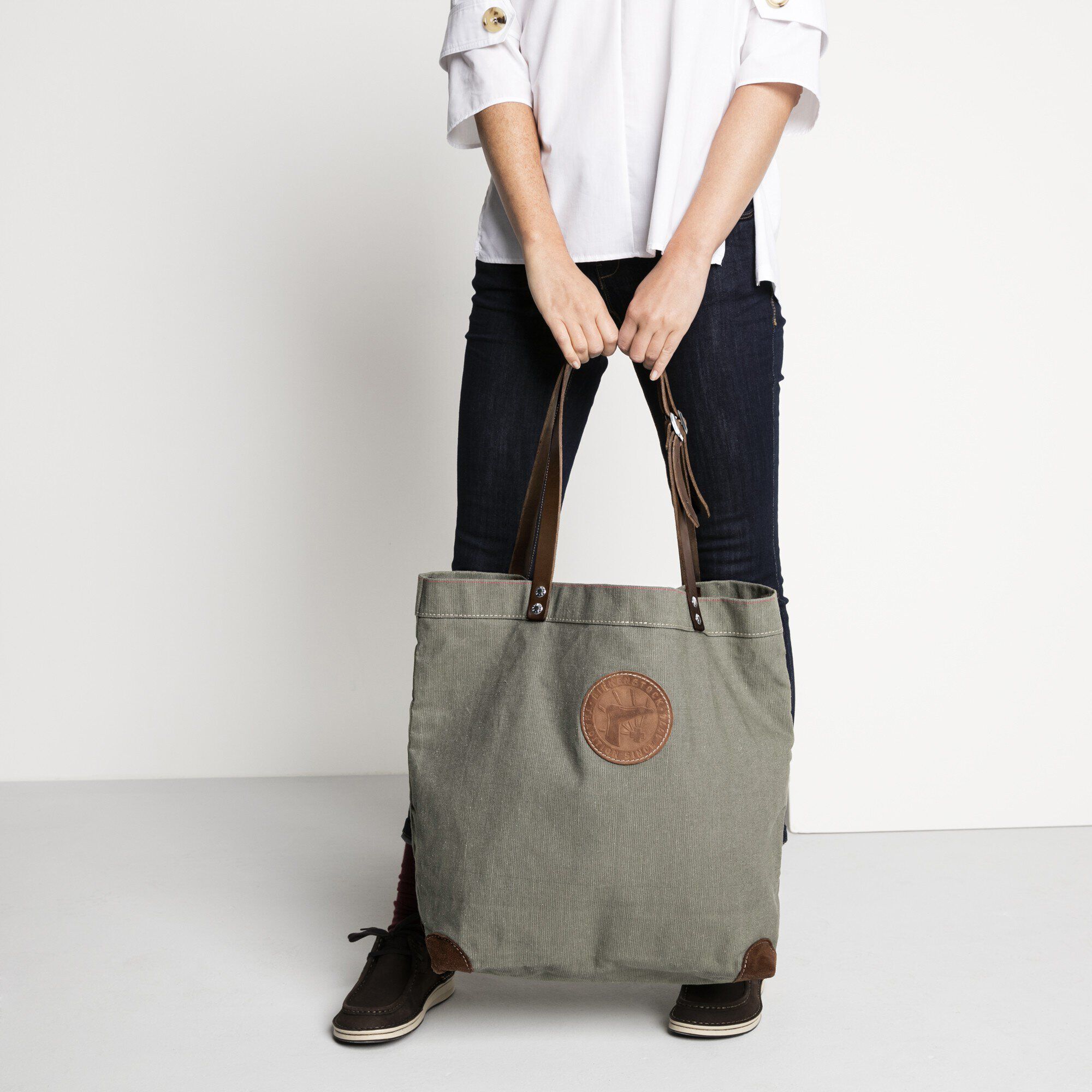 Bag Cologne Large / コロン バッグ L ナチュラルレザー/テキスタイル with a female model