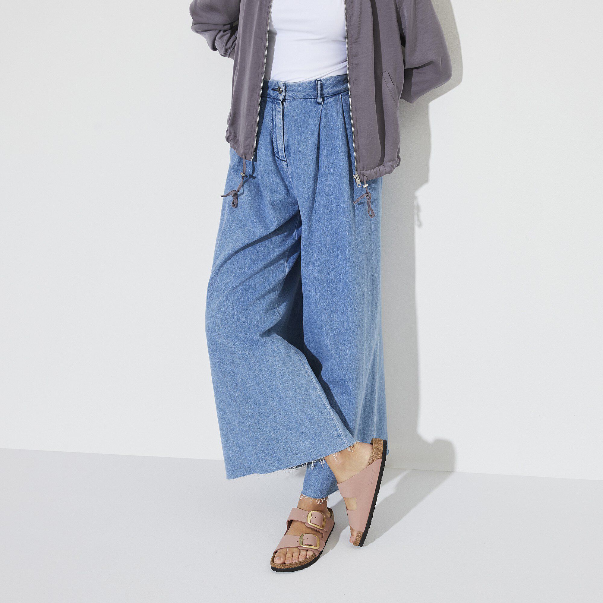 Arizona Big Buckle Nubuk Leather with a female model