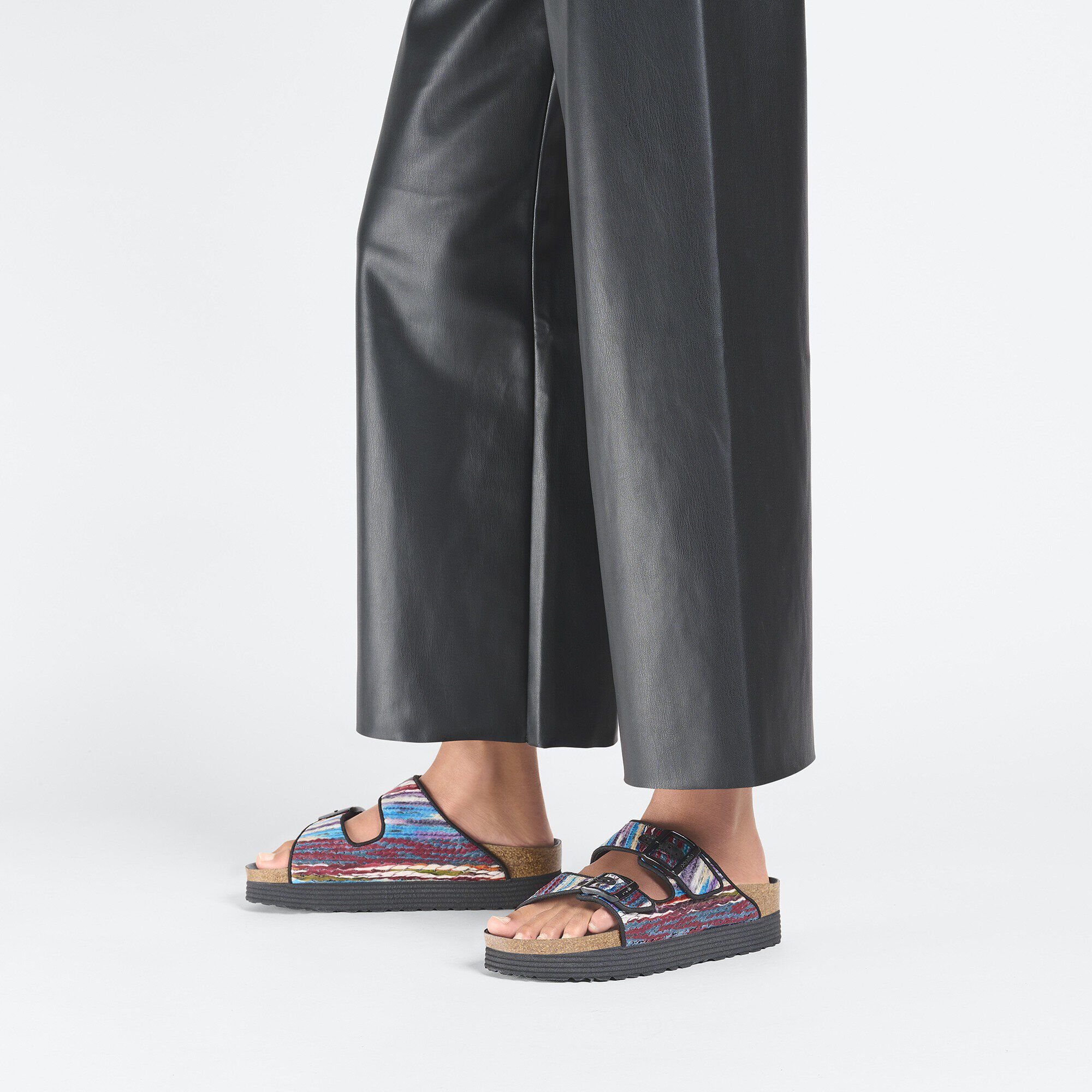 Arizona Platform Textile with a female model