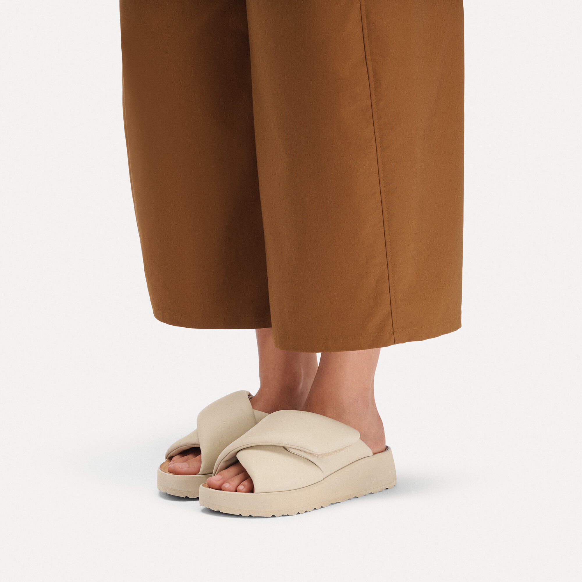 Theda Cross Strap / テダ クロス ストラップ ナチュラルレザー with a female model