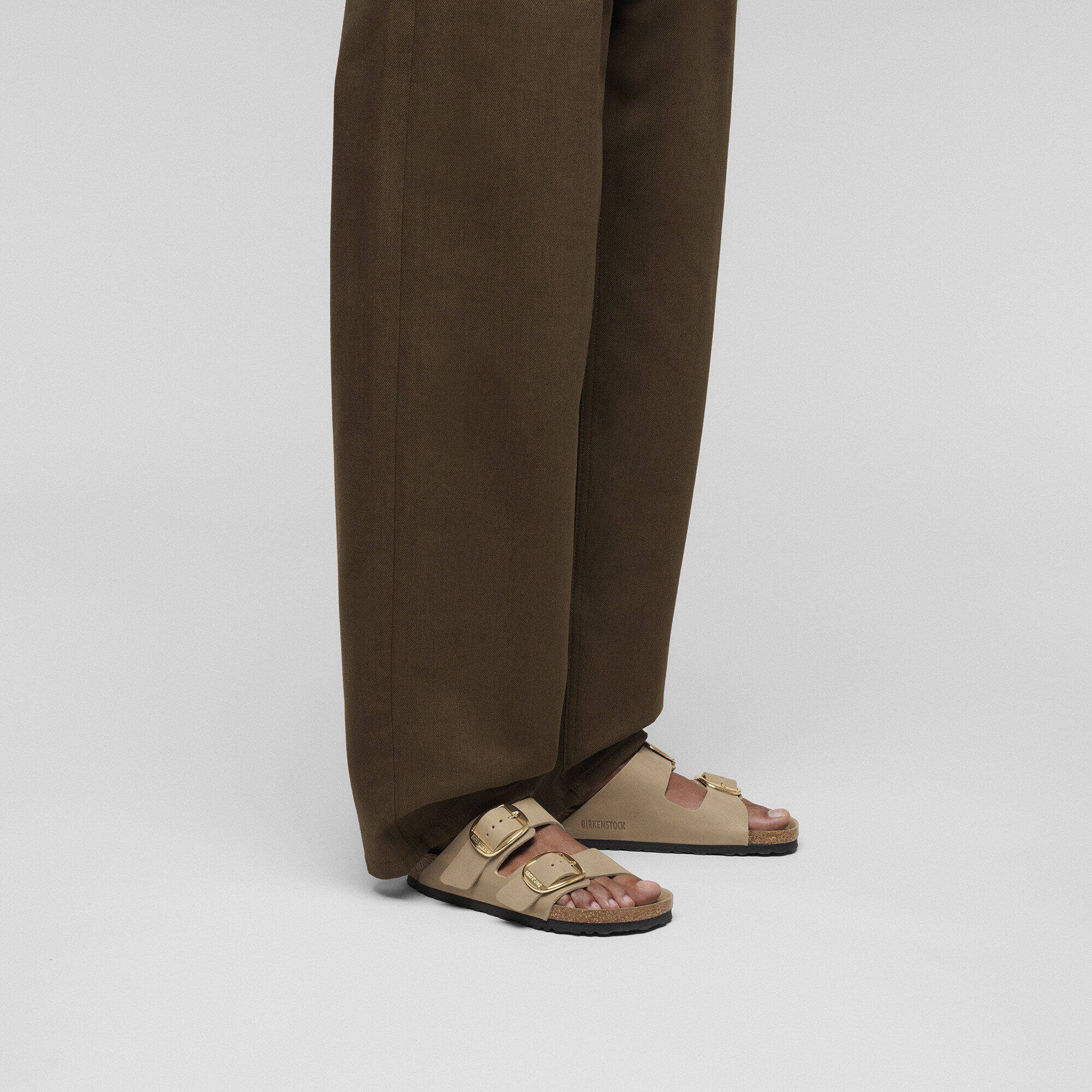 아리조나 빅 버클 천연 오일드 가죽 with a female model