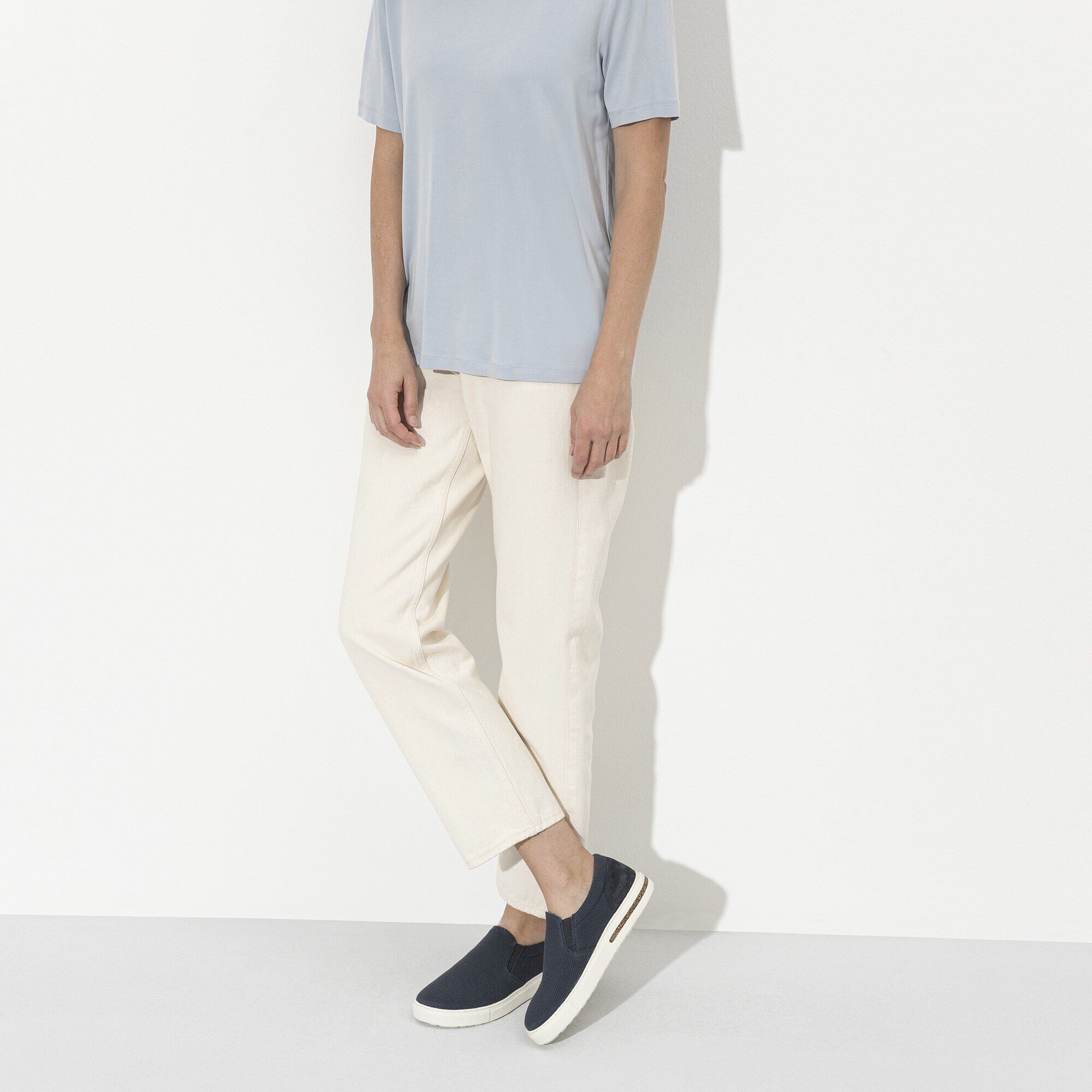 Oswego / オスウェゴ キャンバス/スエードレザー with a female model