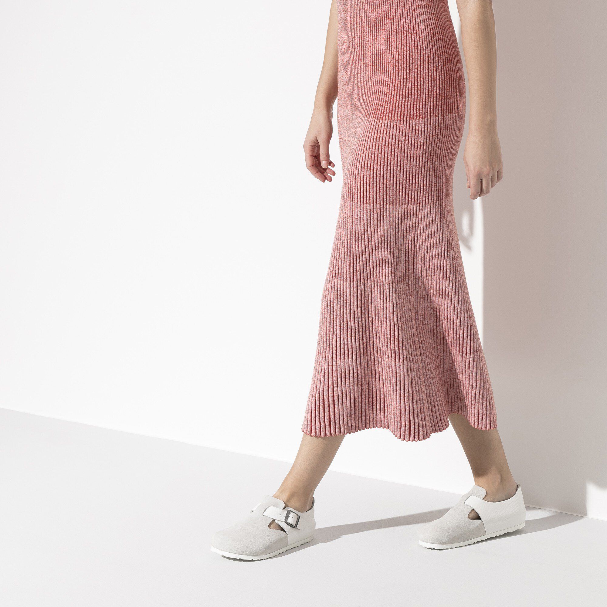 London / ロンドン スエードレザー with a female model