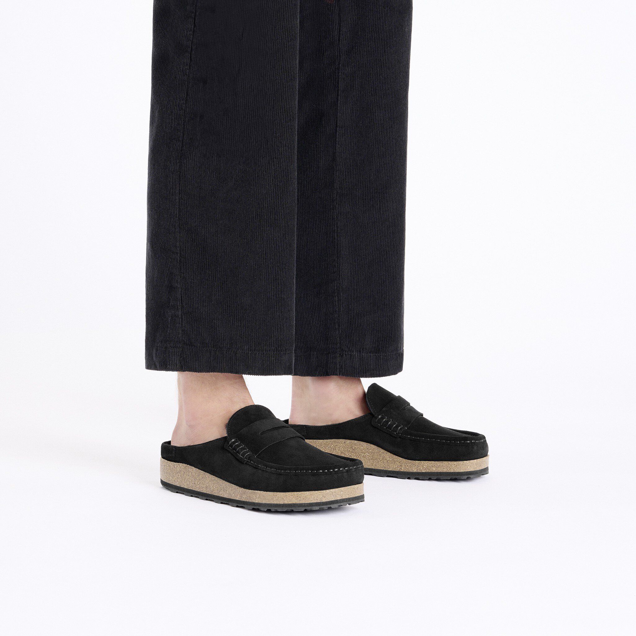 네이플스 시어링 스웨이드 가죽/퍼 with a male model