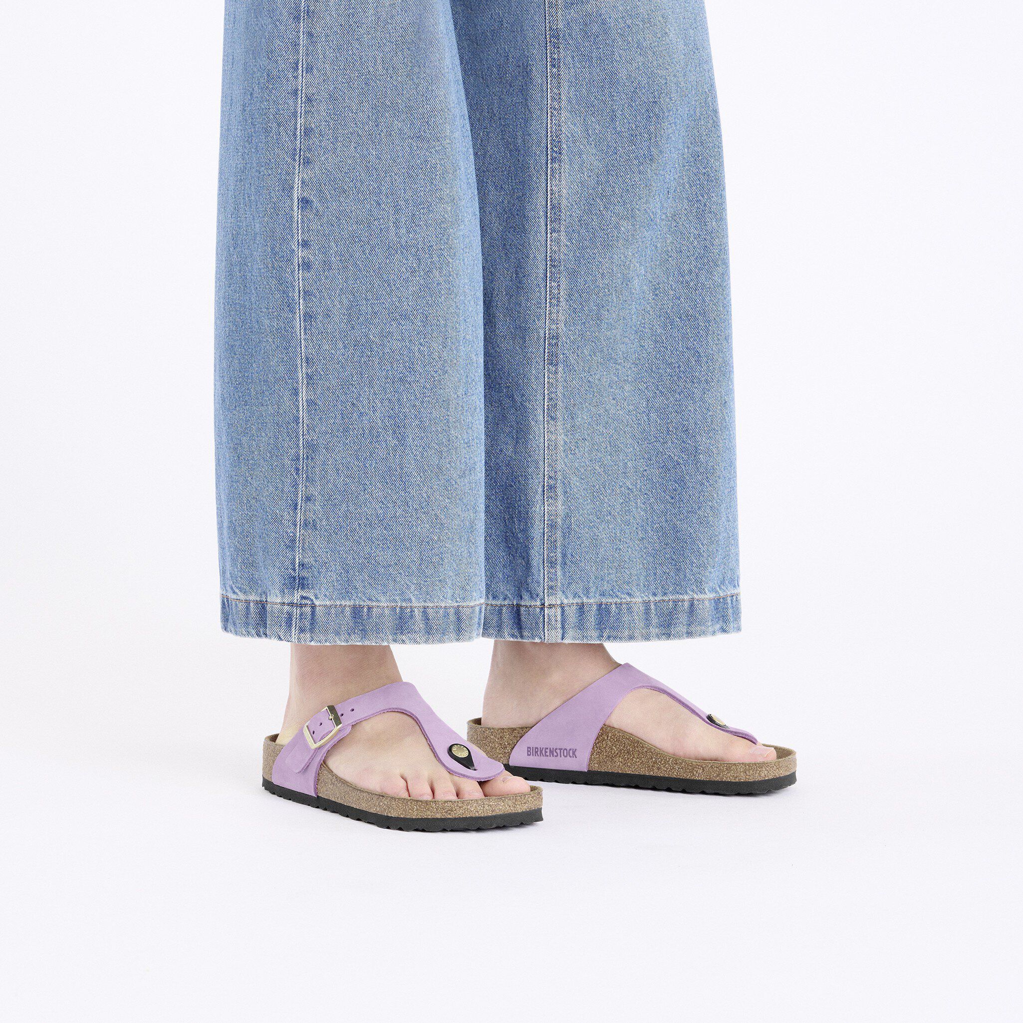 Gizeh Nubuk Leather with a female model