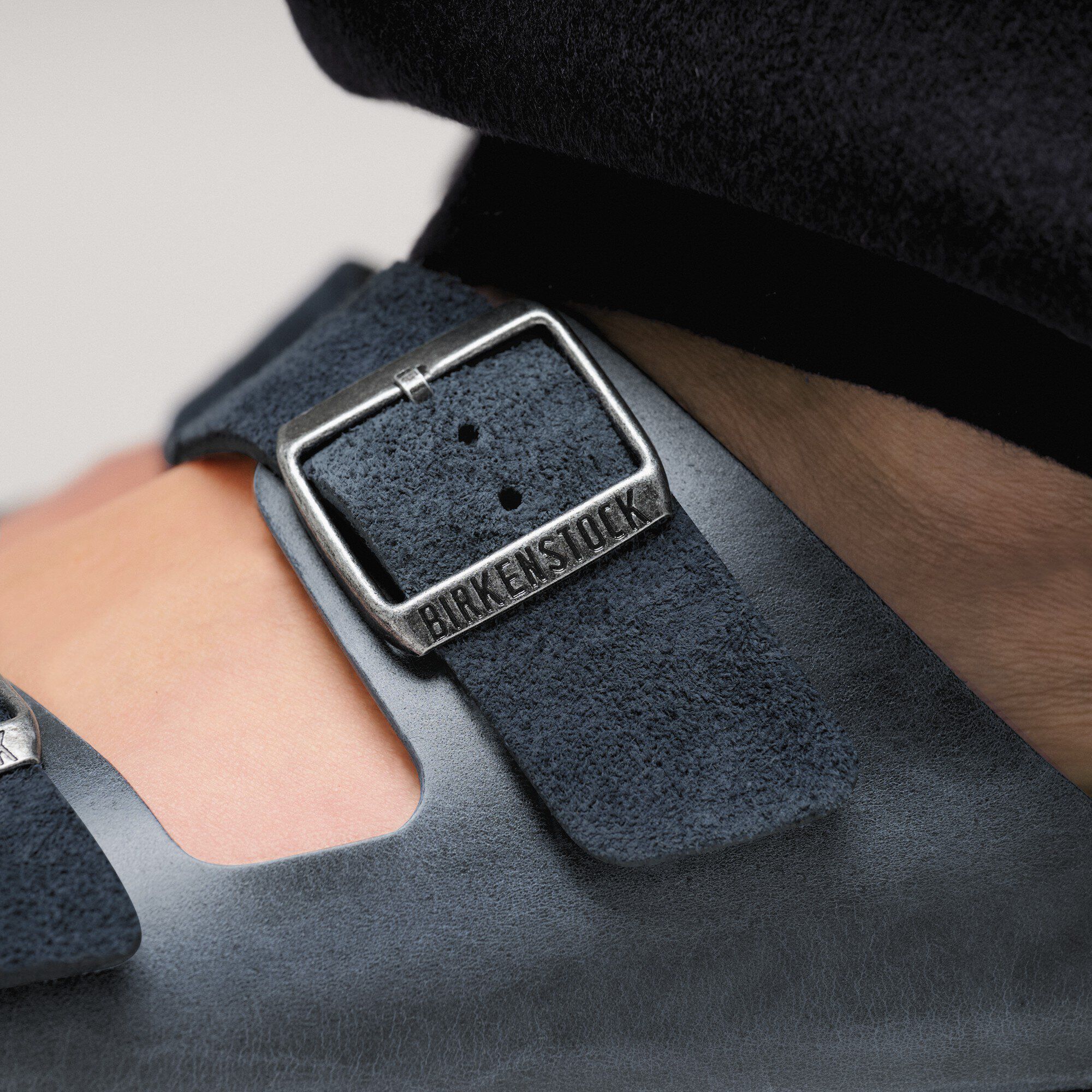 Arizona BS Mixed Leather Close-up with a male model