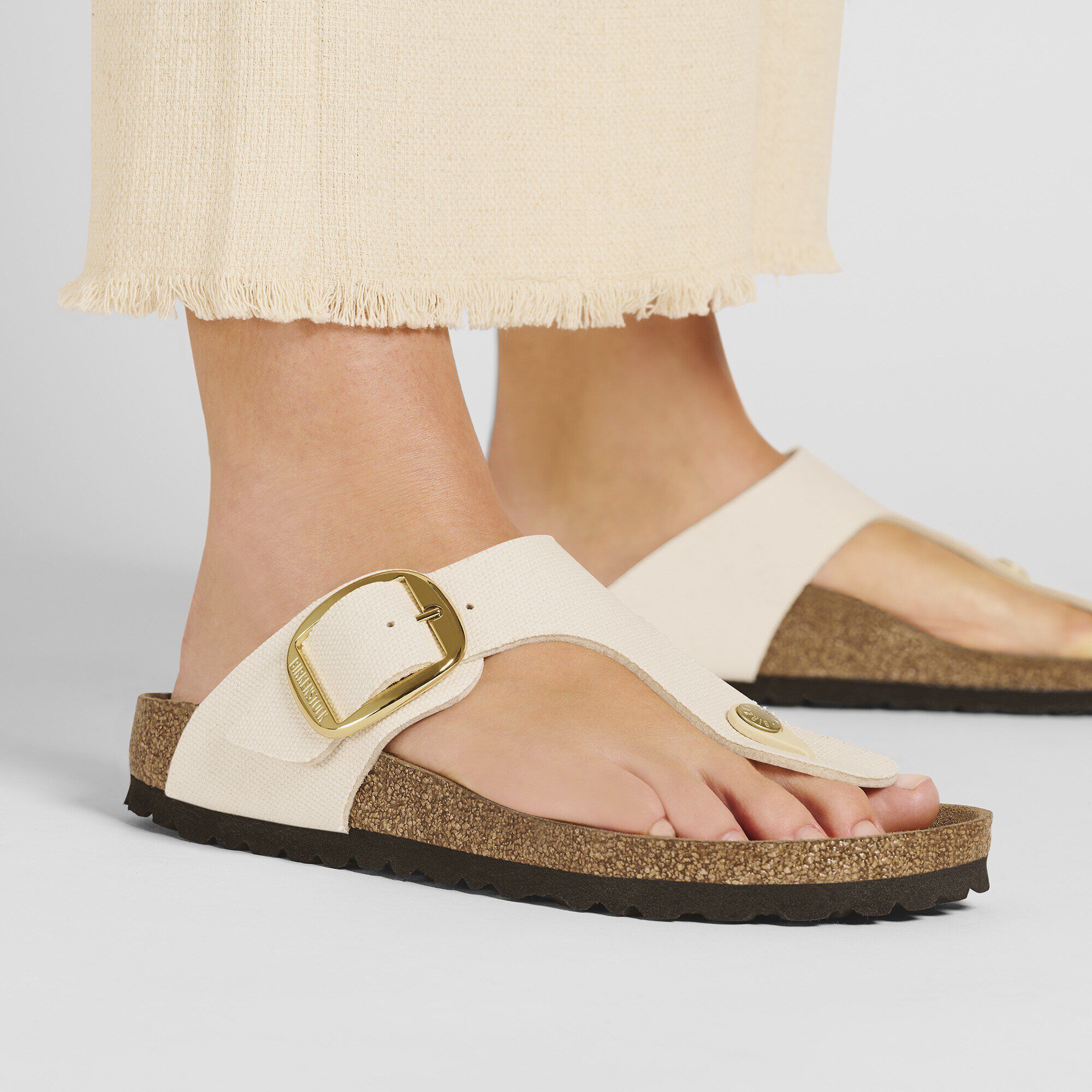 Gizeh Big Buckle Rivet Logo Textile Close-up with a female model