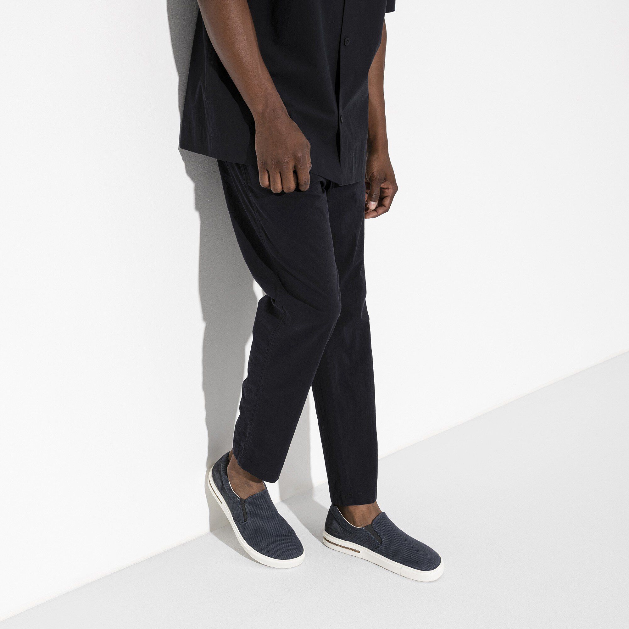 Oswego / オスウェゴ キャンバス/スエードレザー Close-up with a male model