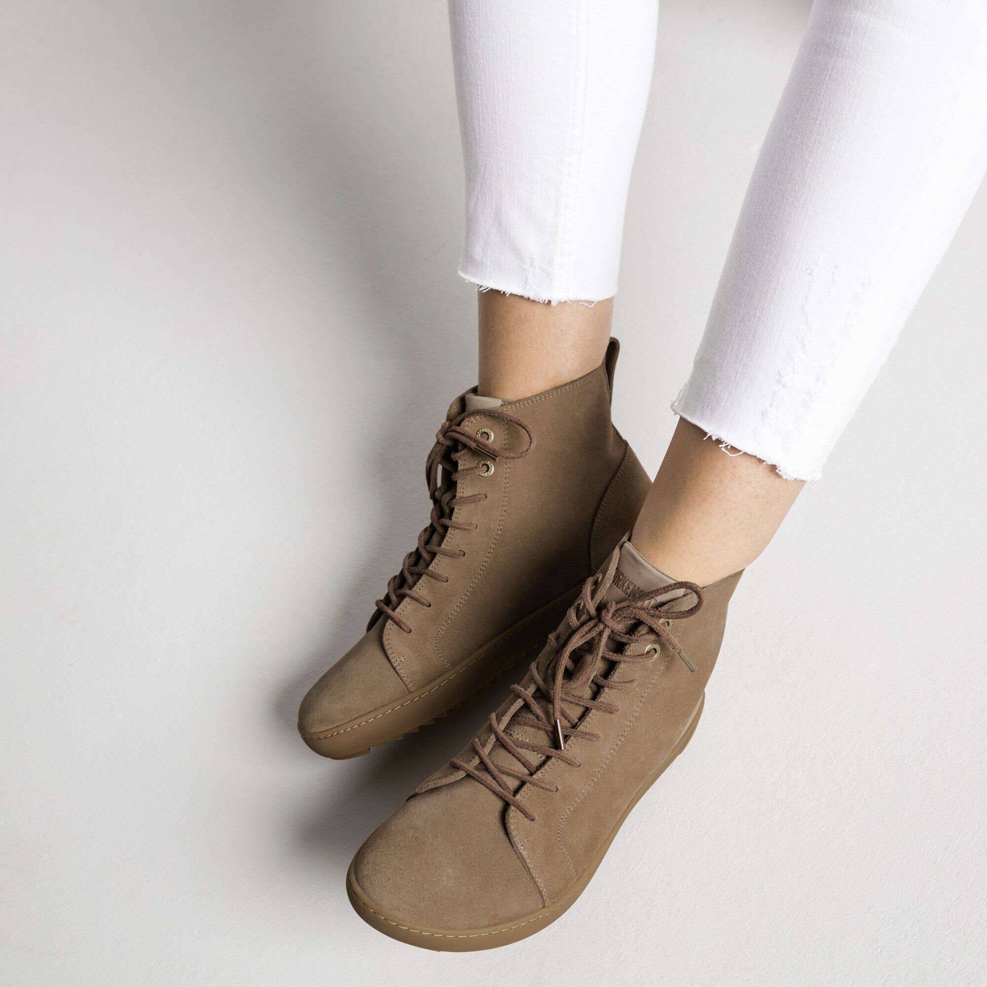 Bartlett Women/バートレット W スエードレザー Close-up with a female model