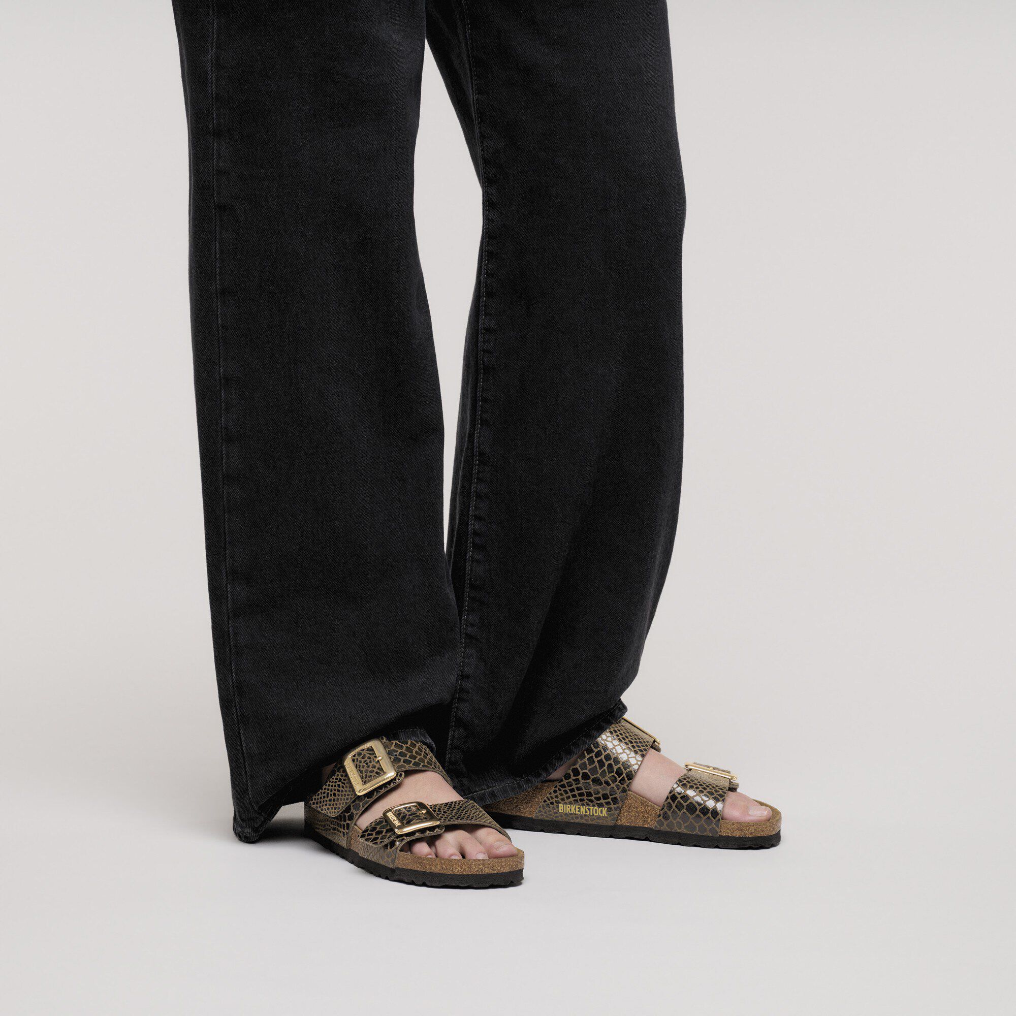 Sydney Cushion Buckle Synthetik with a female model