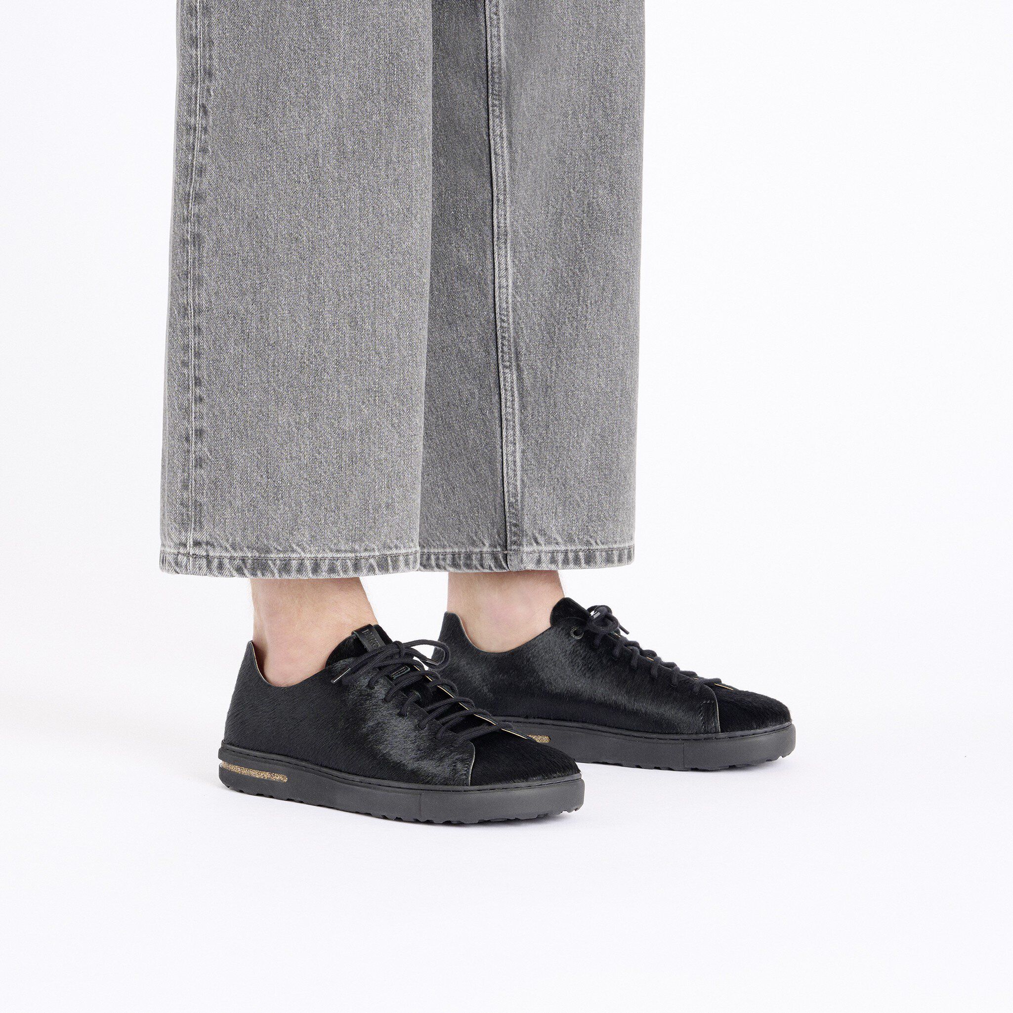 벤드 로우 디콘 천연 가죽 with a male model