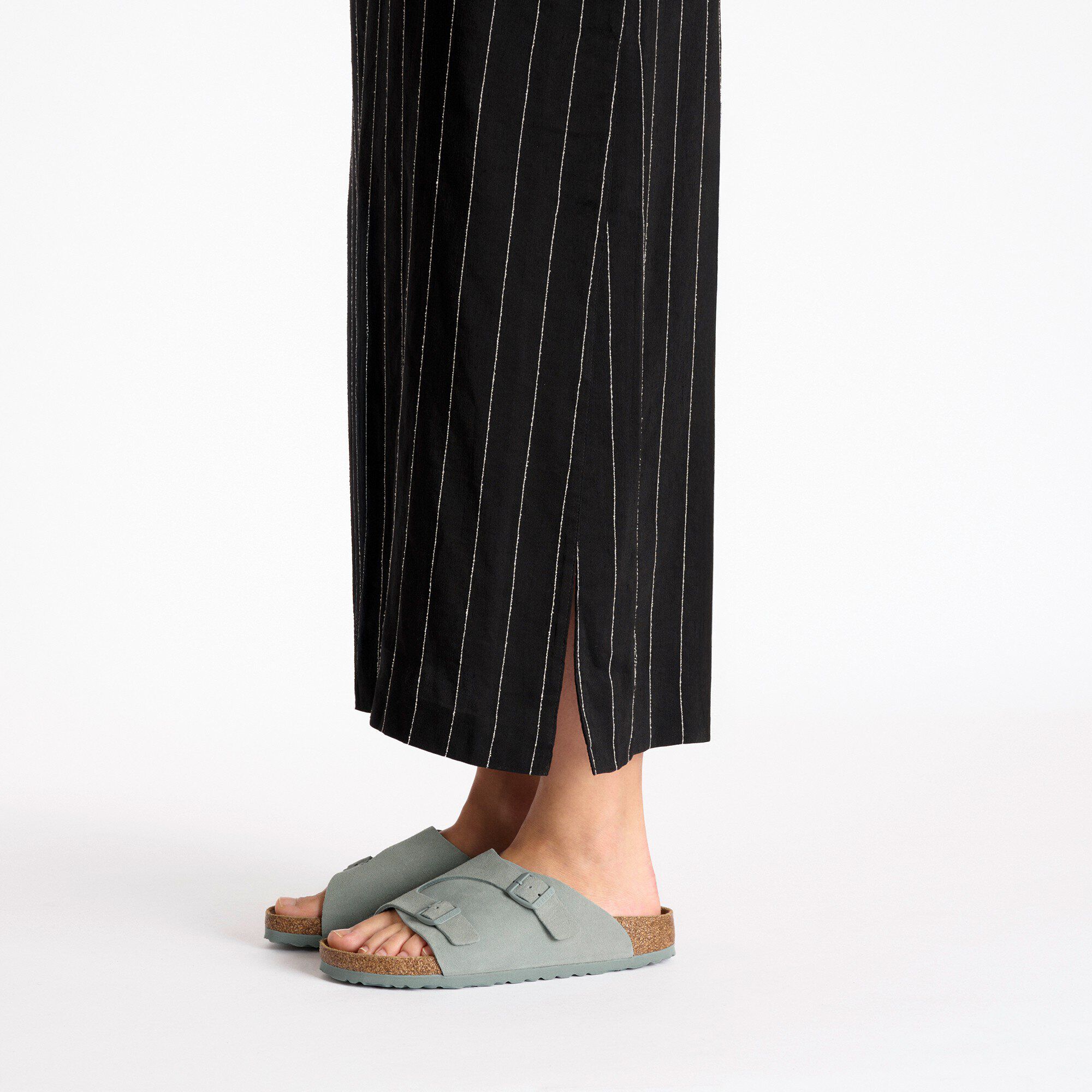 취리히 스웨이드 가죽 with a female model