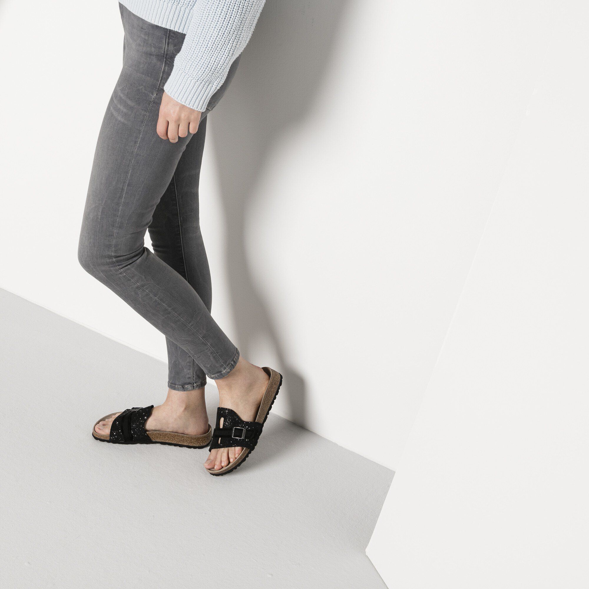 Carmen/カルメン スエード エンボス with a female model