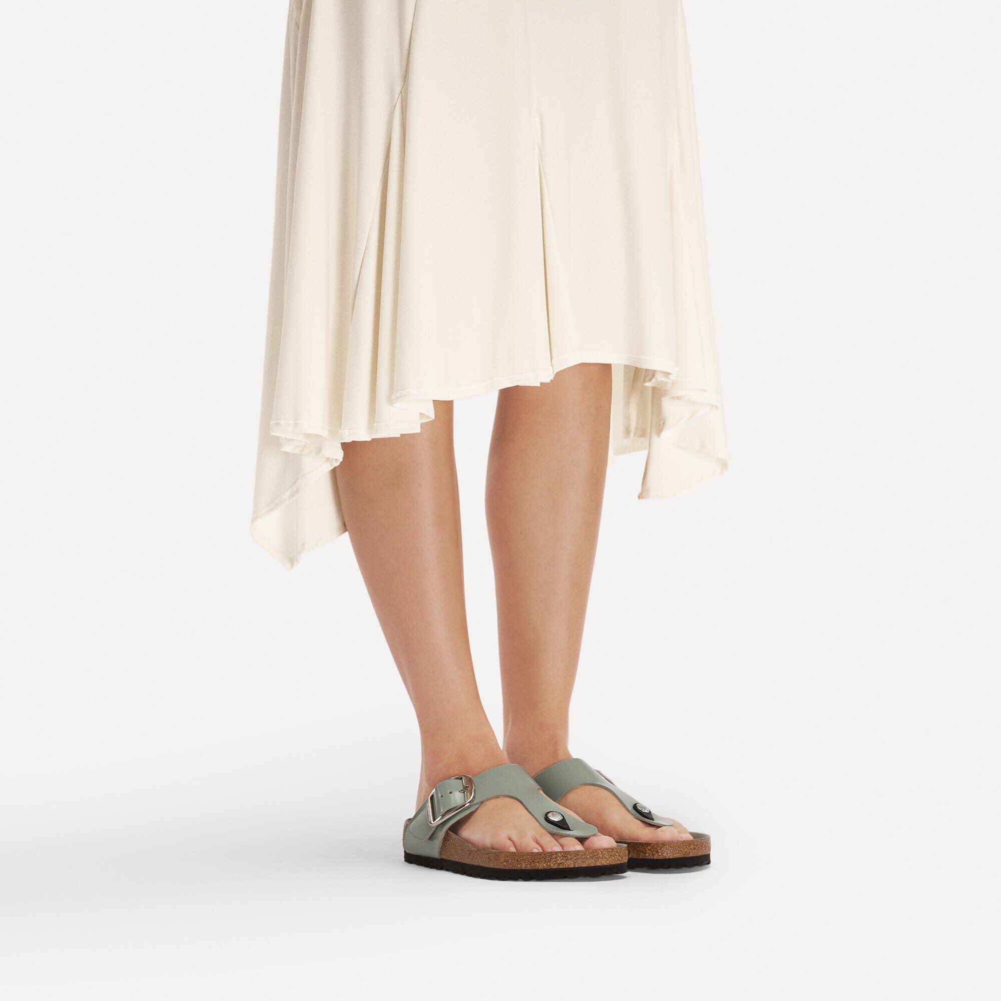 Gizeh Big Buckle Natural Leather Patent with a female model