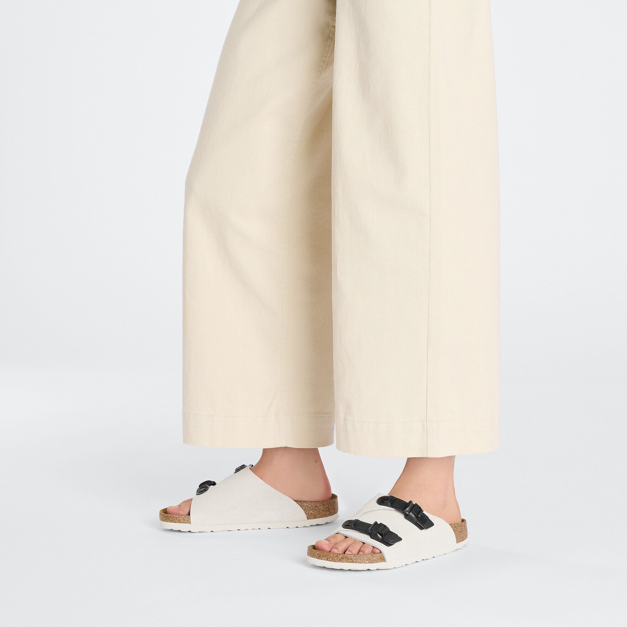 Z&uuml;rich Tech Suede Leather with a female model