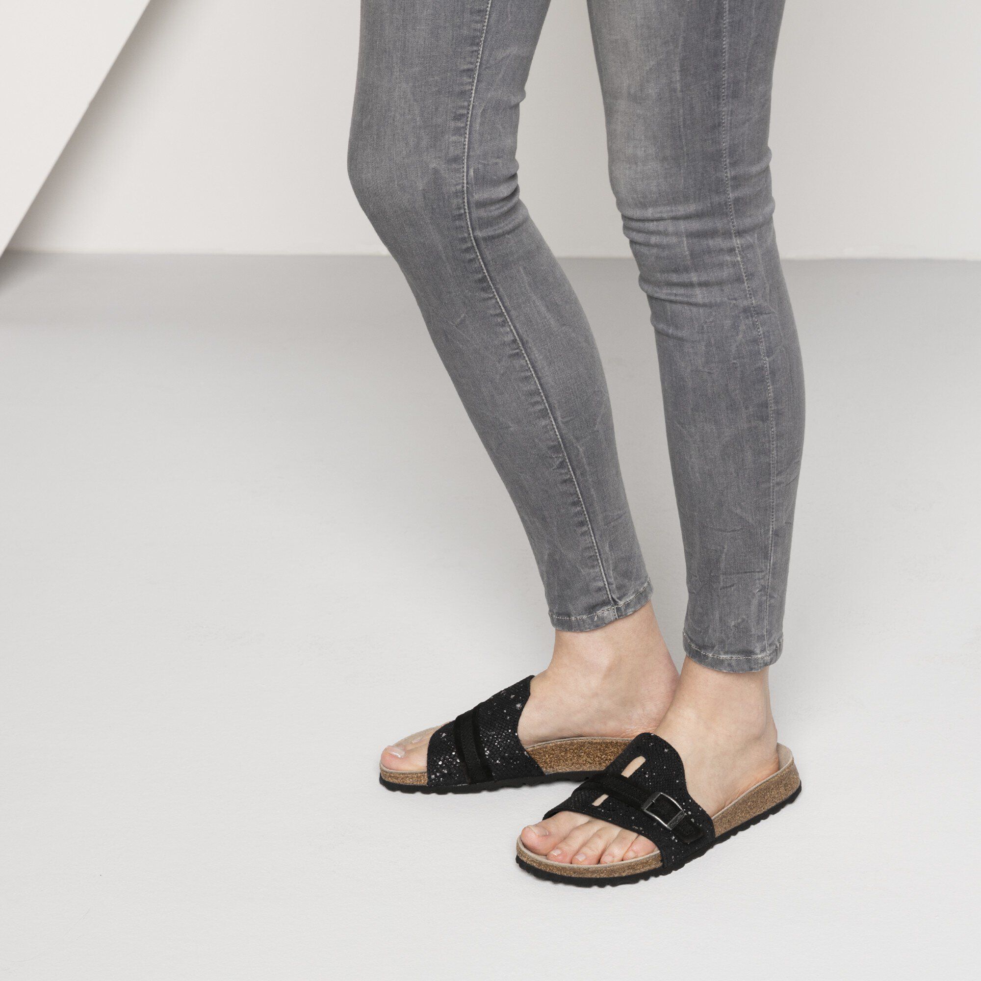 Carmen/カルメン スエード エンボス Close-up with a female model