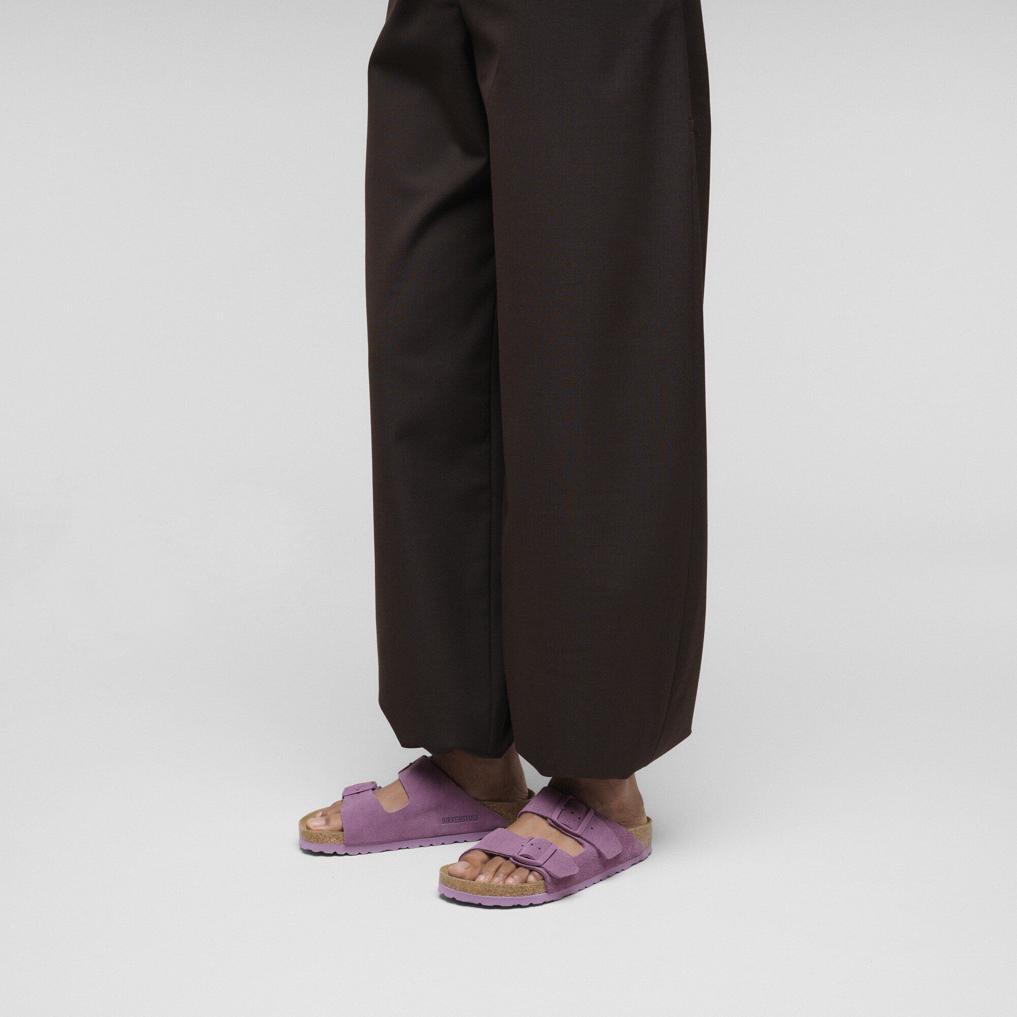 Arizona / アリゾナ スエードレザー with a female model