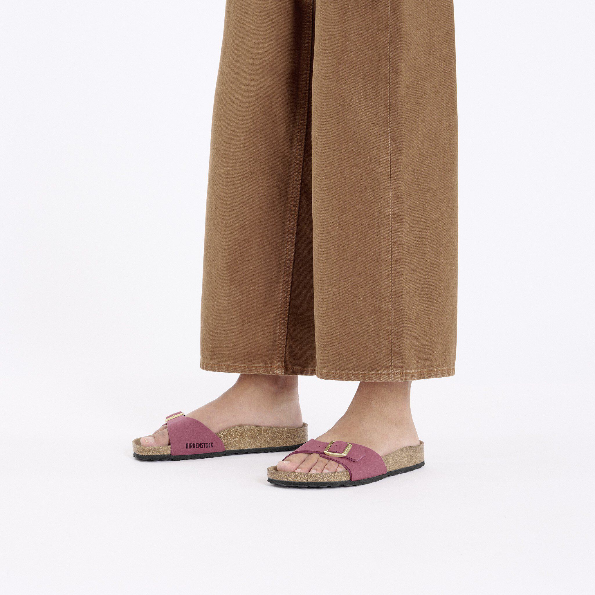 Madrid Synthetik with a female model