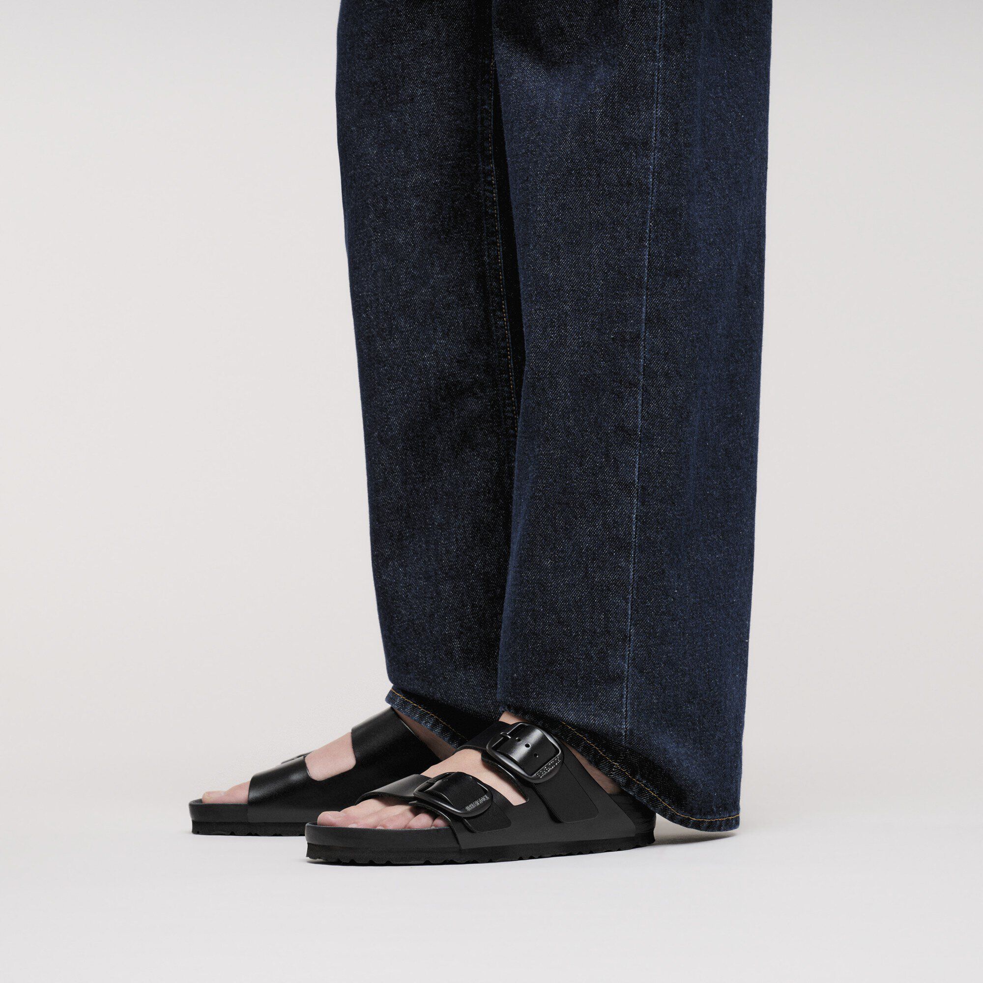 아리조나 빅 버클 천연 가죽 with a female model