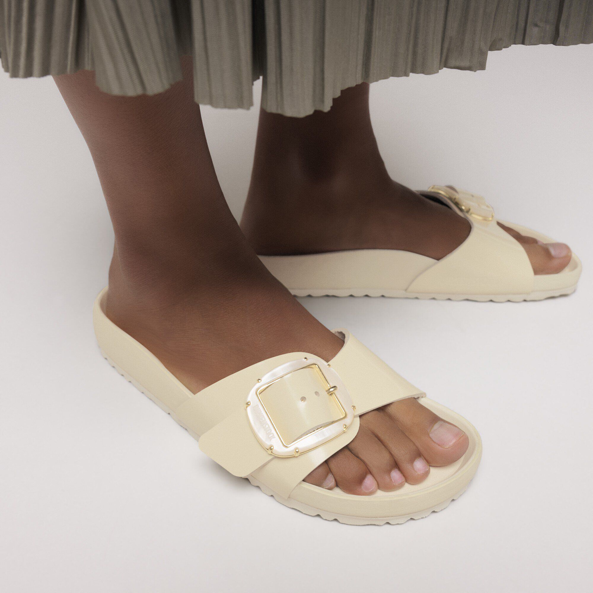 Madrid Big Buckle Pearl Natural Leather Patent Close-up with a female model