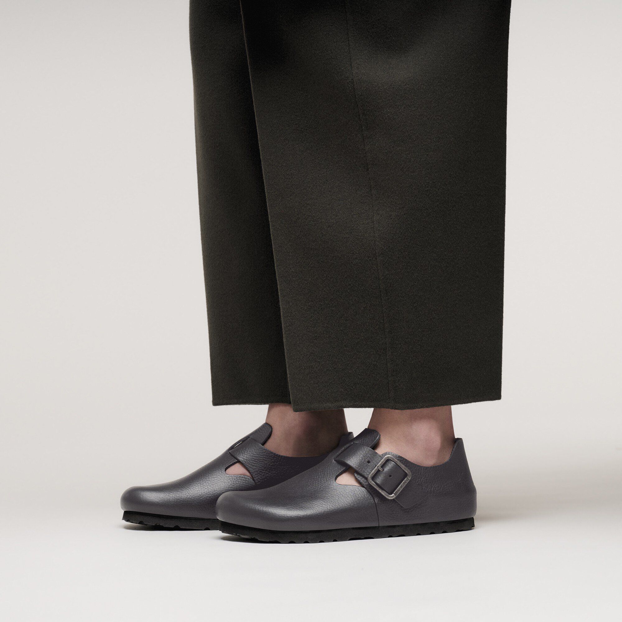 London Wire Buckle Natural Leather with a male model