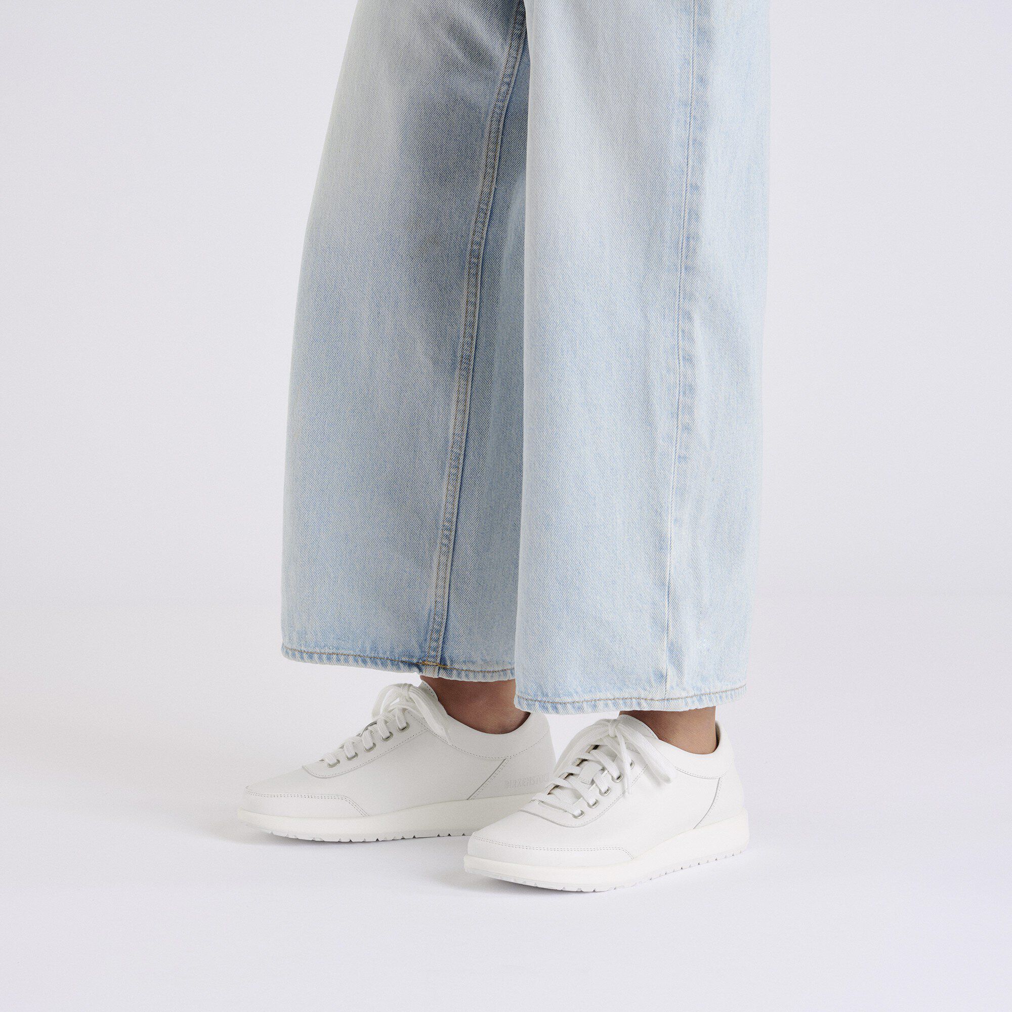 Honnef 365 Natural Leather with a female model