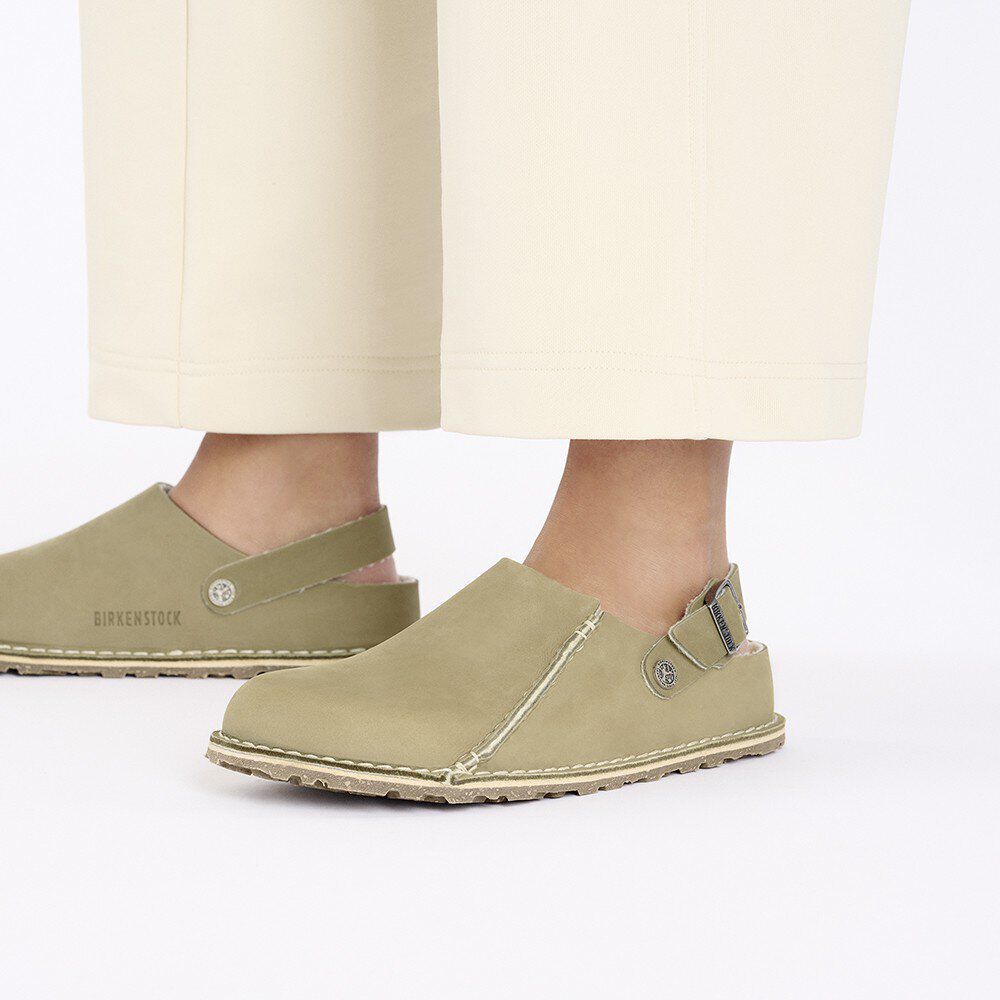 루트리 프리미엄 천연 가죽 누벅 Close-up with a female model