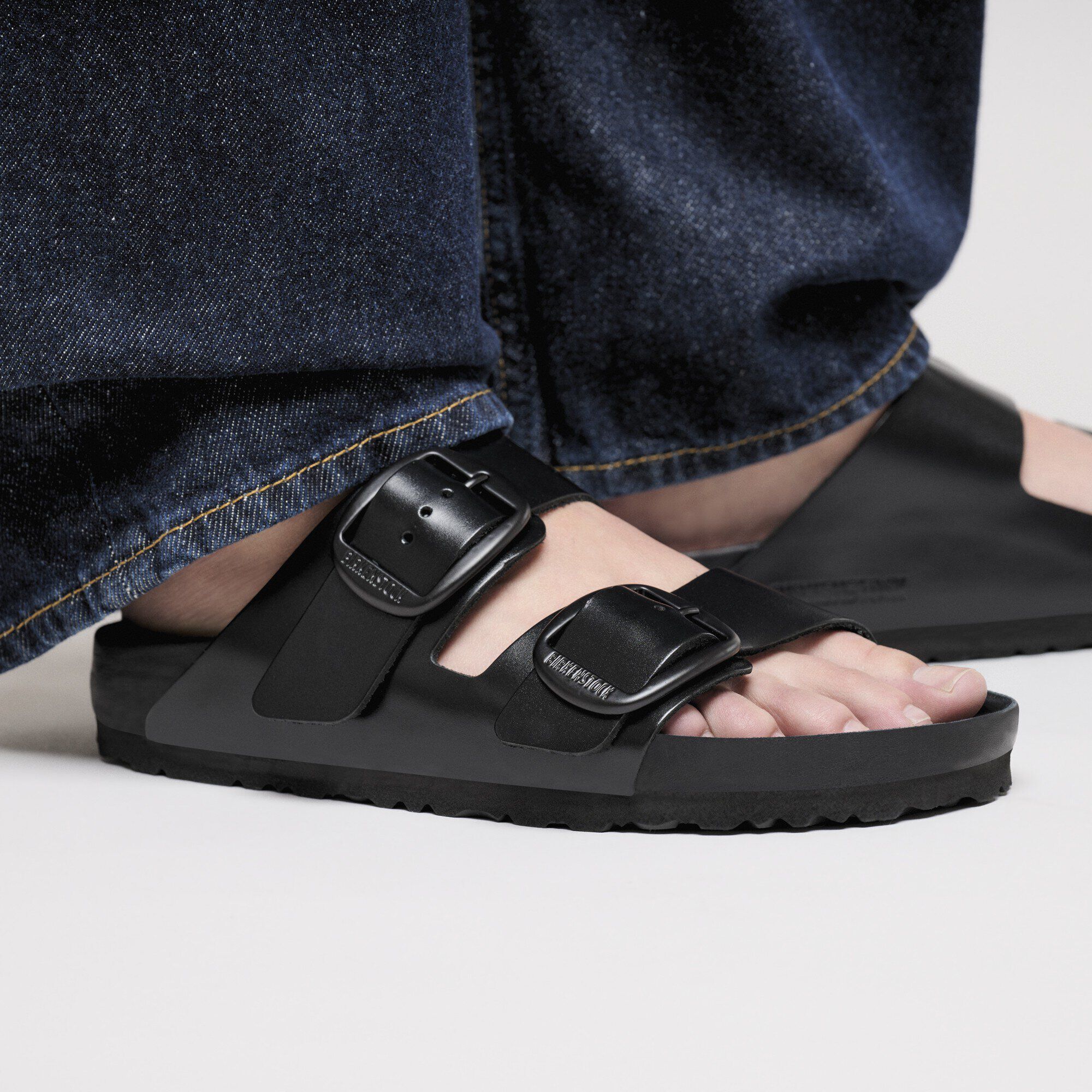 아리조나 빅 버클 천연 가죽 Close-up with a female model