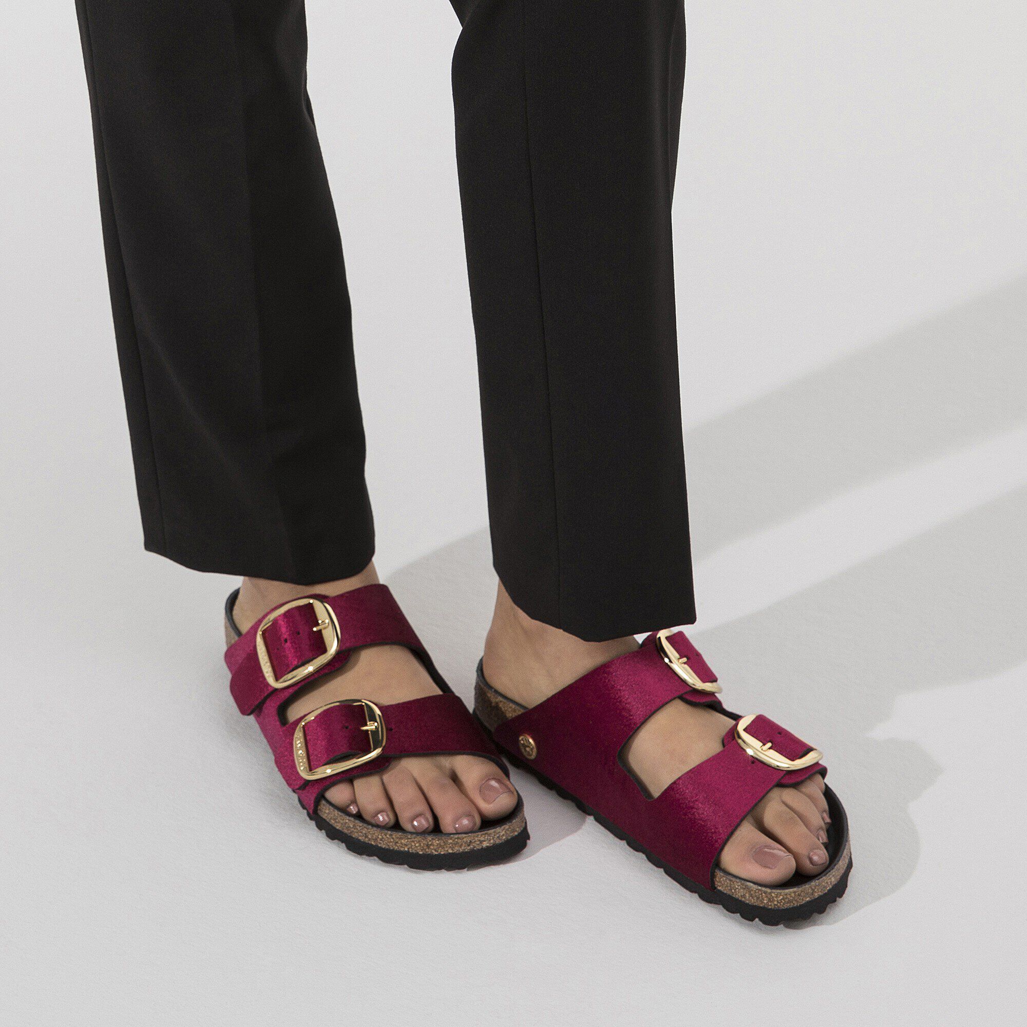 Arizona Big Buckle Velvet Close-up with a female model