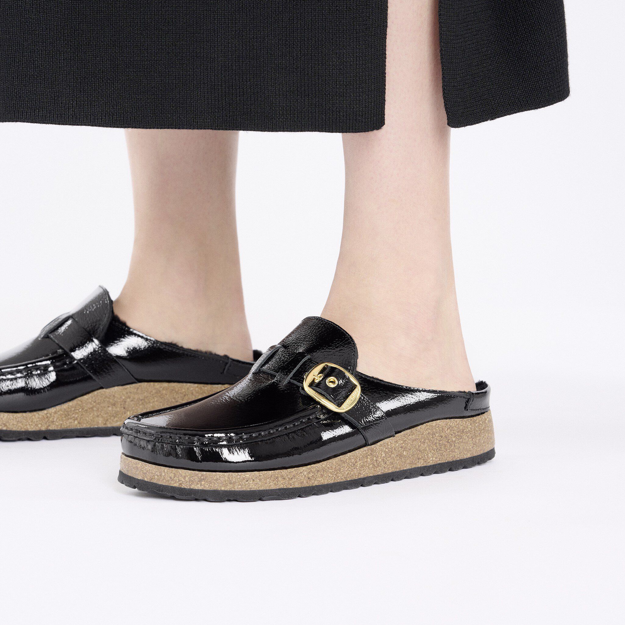 버클리 시어링 페이턴트 가죽 Close-up with a female model